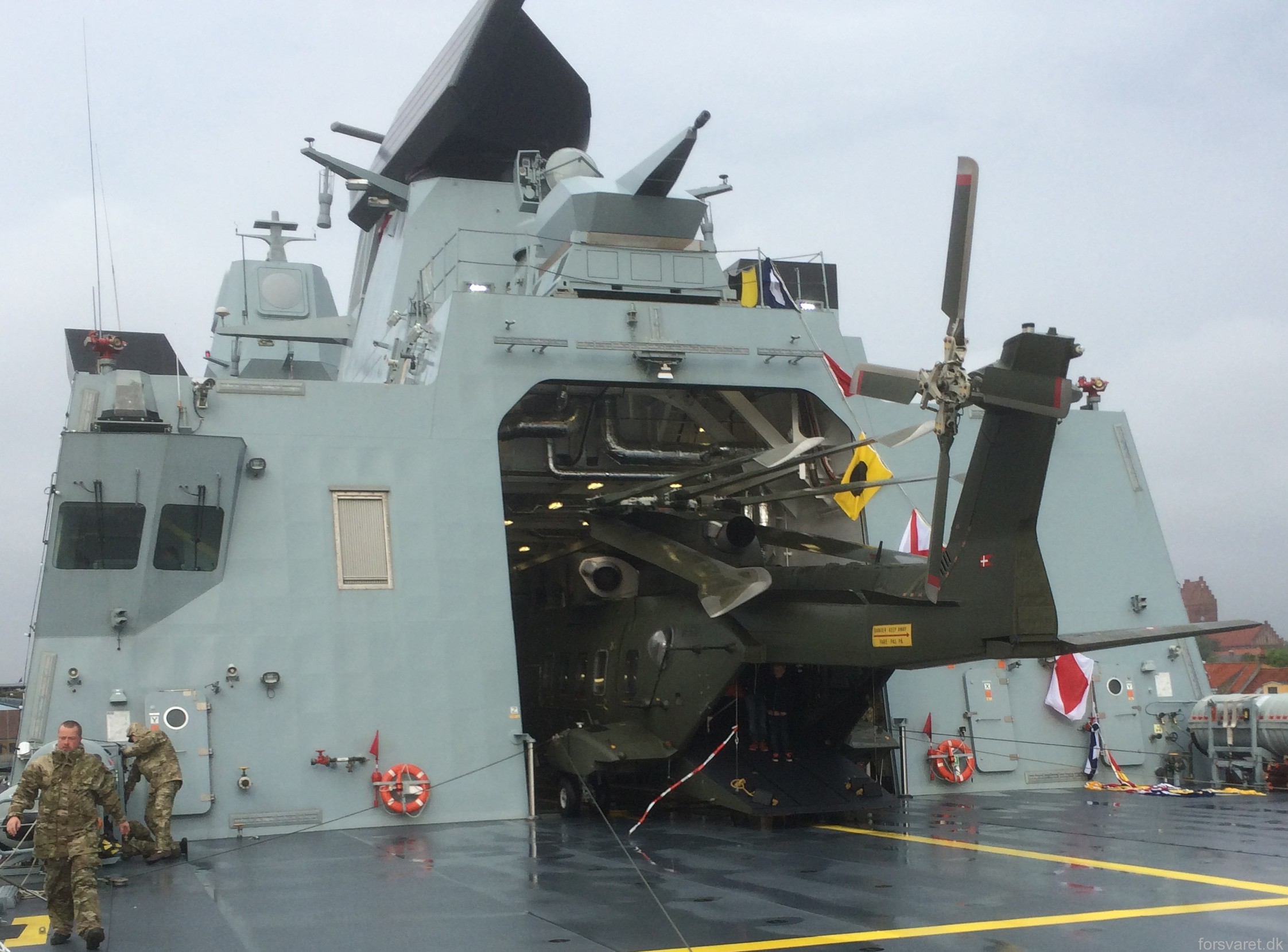 iver huitfeldt class guided missile frigate royal danish navy 33x hangar aw101 eh-101 merlin helicopter