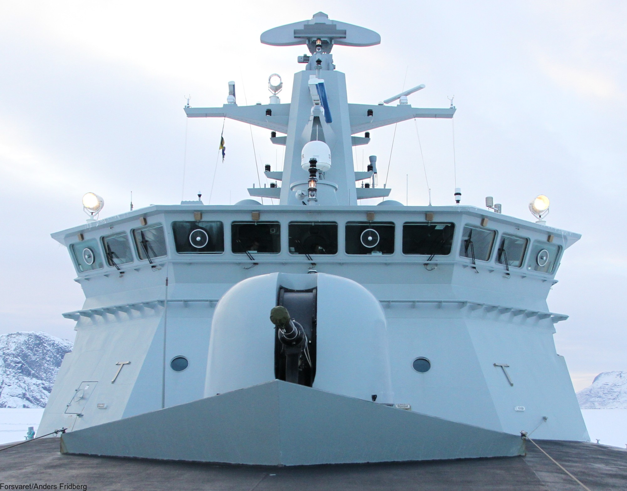 p-570 hdms knud rasmussen class offshore patrol vessel royal danish navy inspektionsfartøj 09 oto melara 76/62 gun