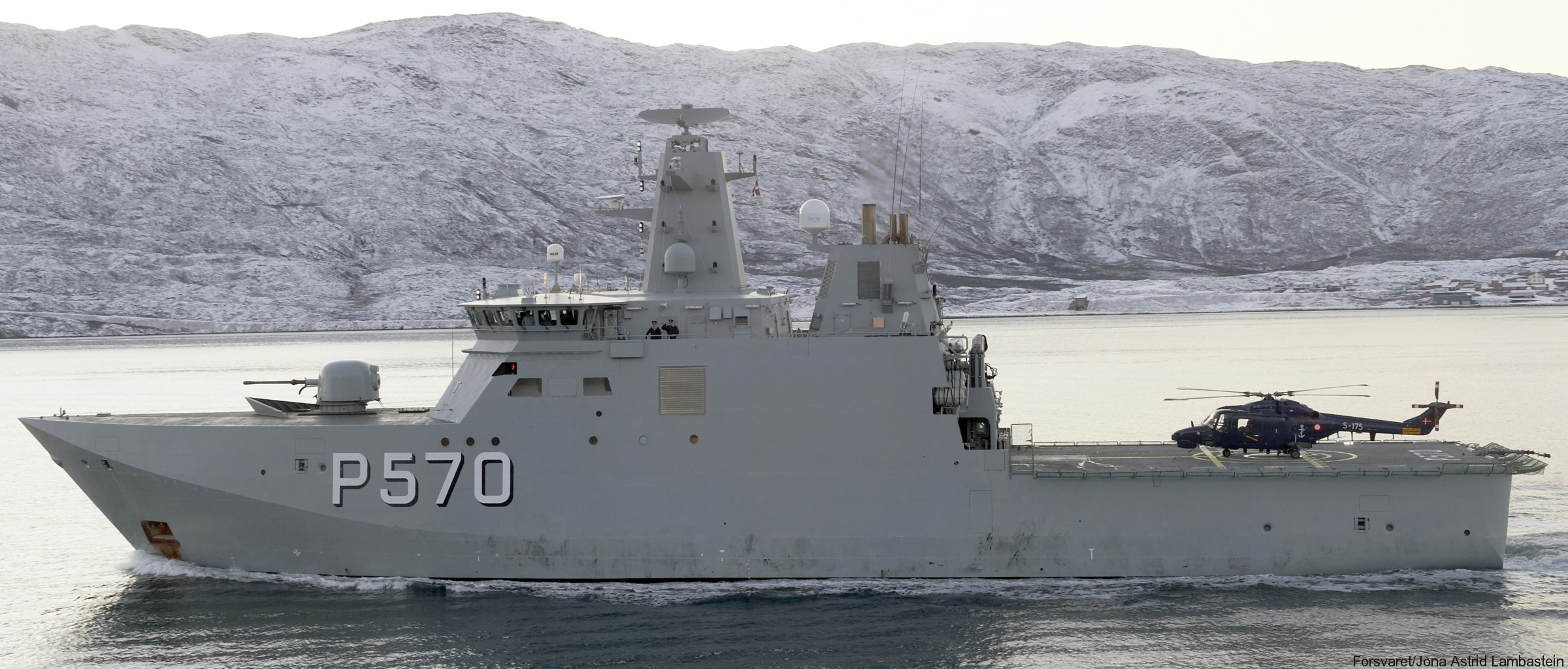 p-570 hdms knud rasmussen class offshore patrol vessel royal danish navy inspektionsfartøj 16 lynx helicopter