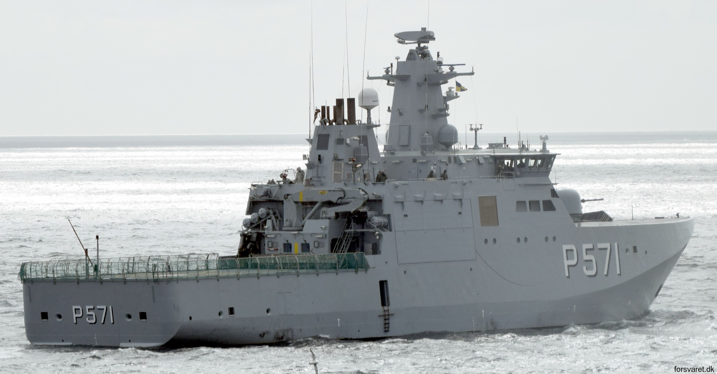 p-571 hdms ejnar mikkelsen knud rasmussen class offshore patrol vessel opv royal danish navy inspektionsfartøj 03