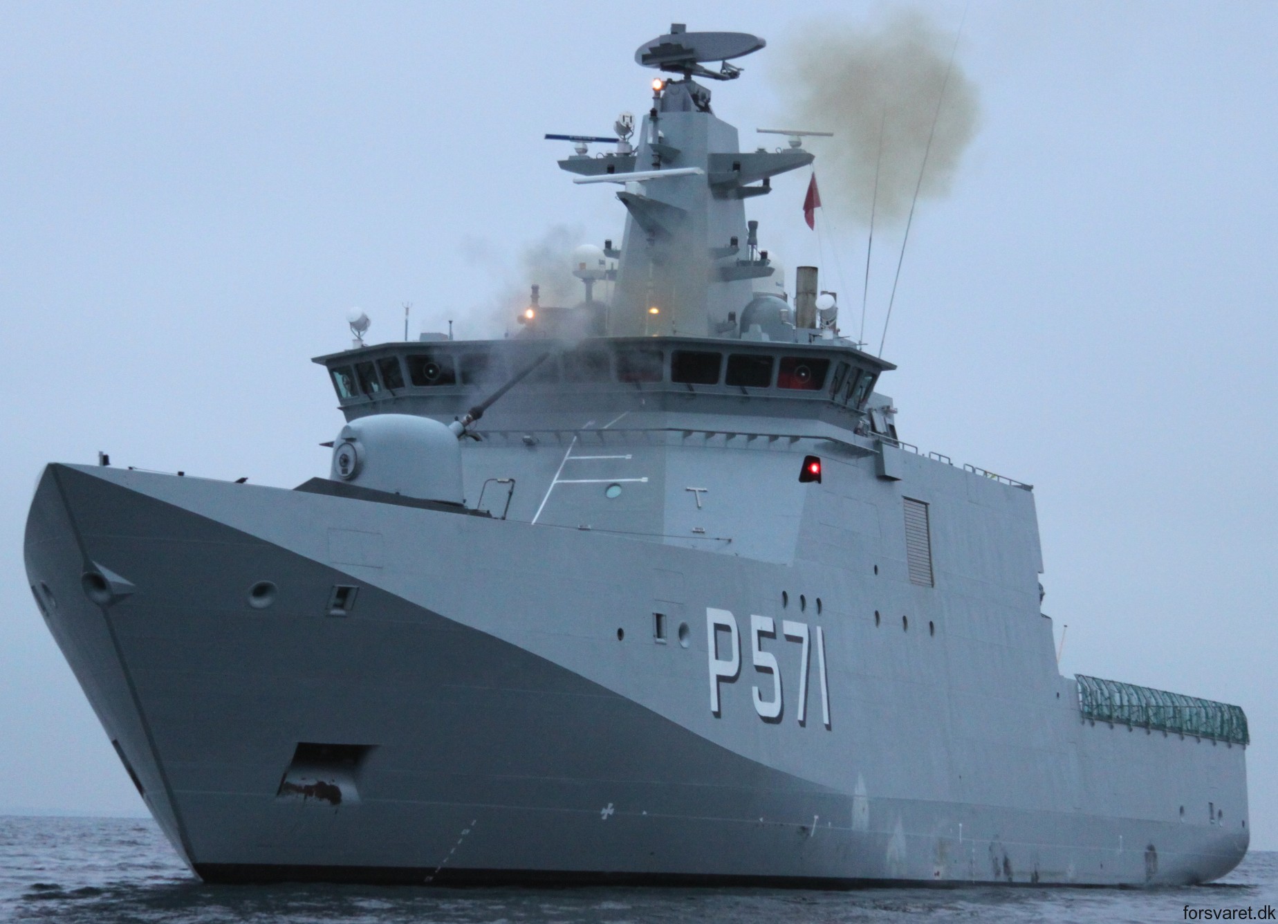 p-571 hdms ejnar mikkelsen knud rasmussen class offshore patrol vessel opv royal danish navy inspektionsfartøj 08 oto melara 76mm gun fire