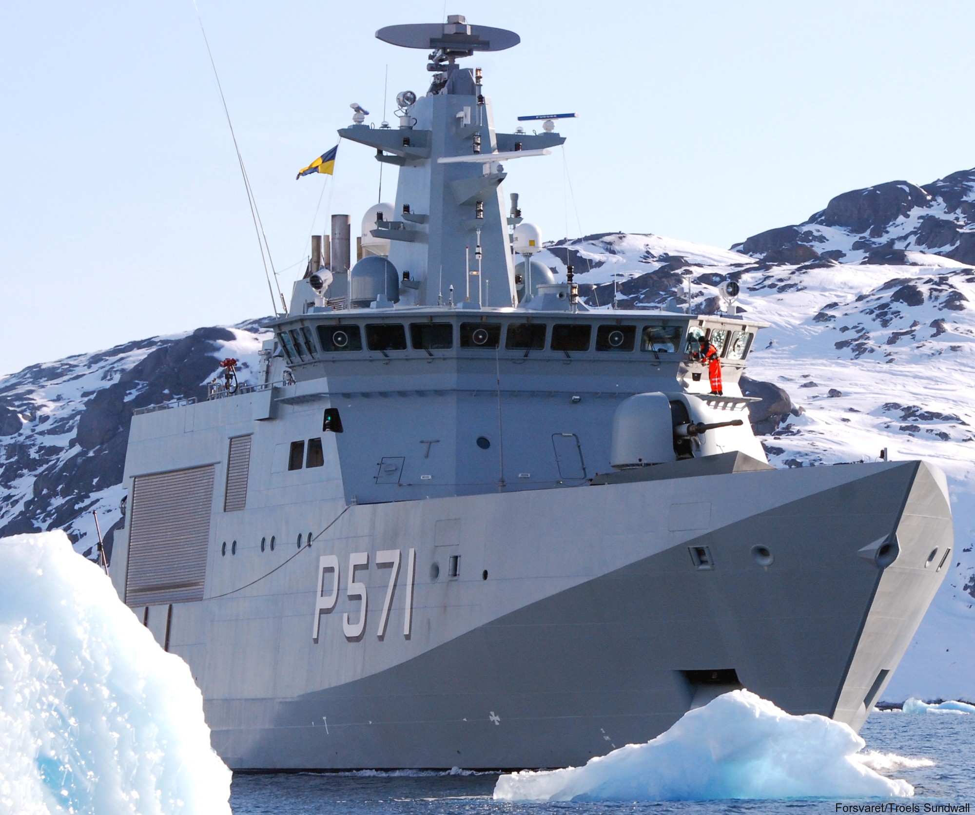 p-571 hdms ejnar mikkelsen knud rasmussen class offshore patrol vessel opv royal danish navy inspektionsfartøj 17