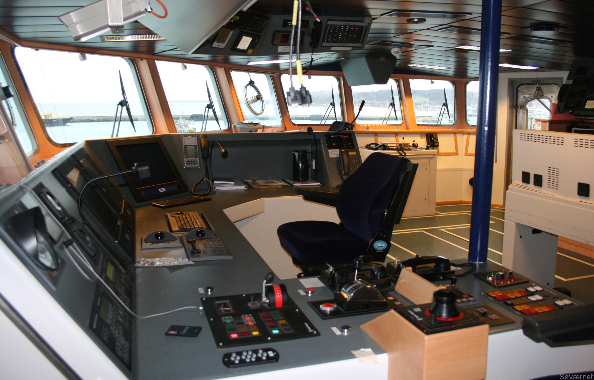 p-571 hdms ejnar mikkelsen knud rasmussen class offshore patrol vessel opv royal danish navy inspektionsfartøj 22 bridge helm