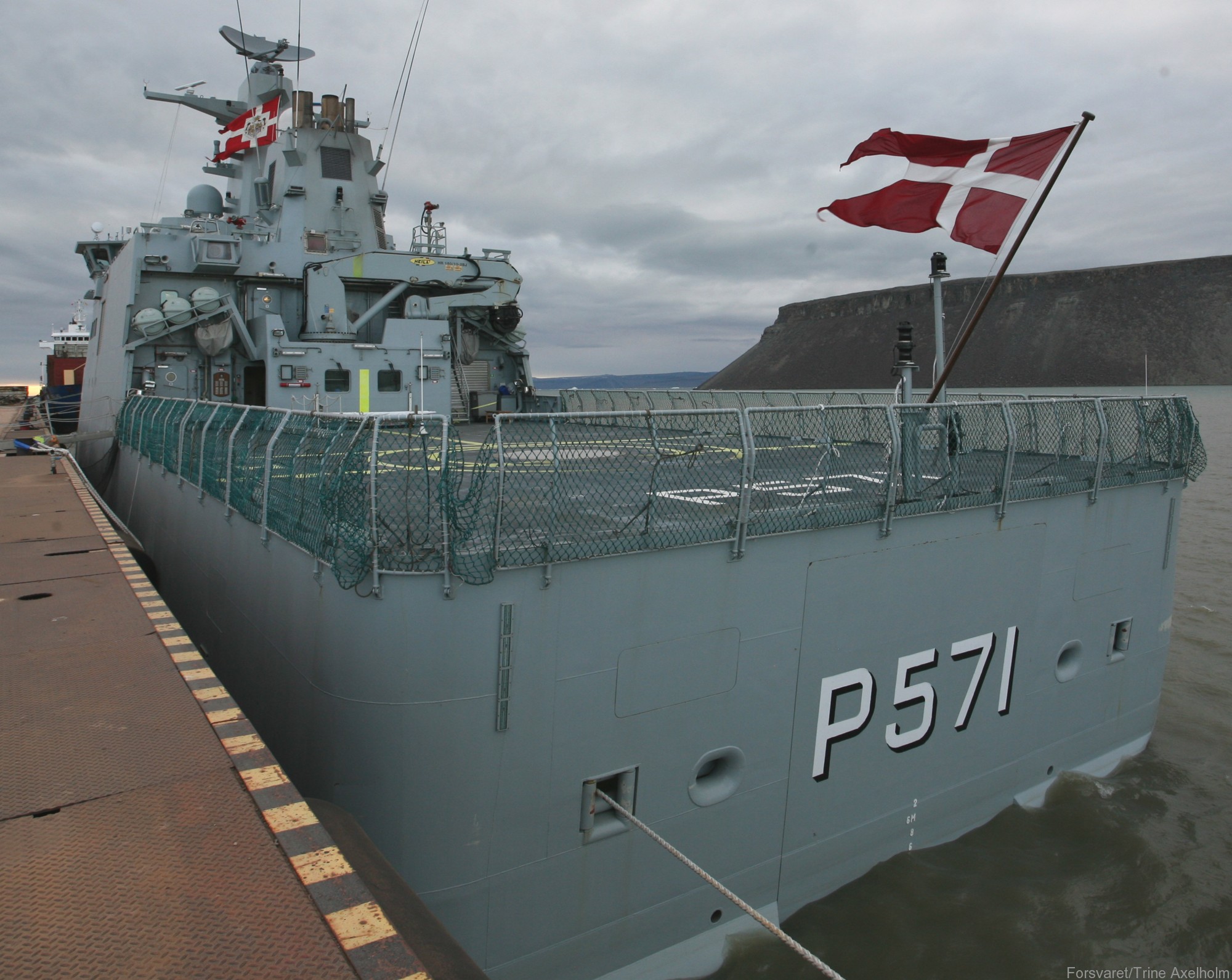 p-571 hdms ejnar mikkelsen knud rasmussen class offshore patrol vessel opv royal danish navy inspektionsfartøj 27 flight deck