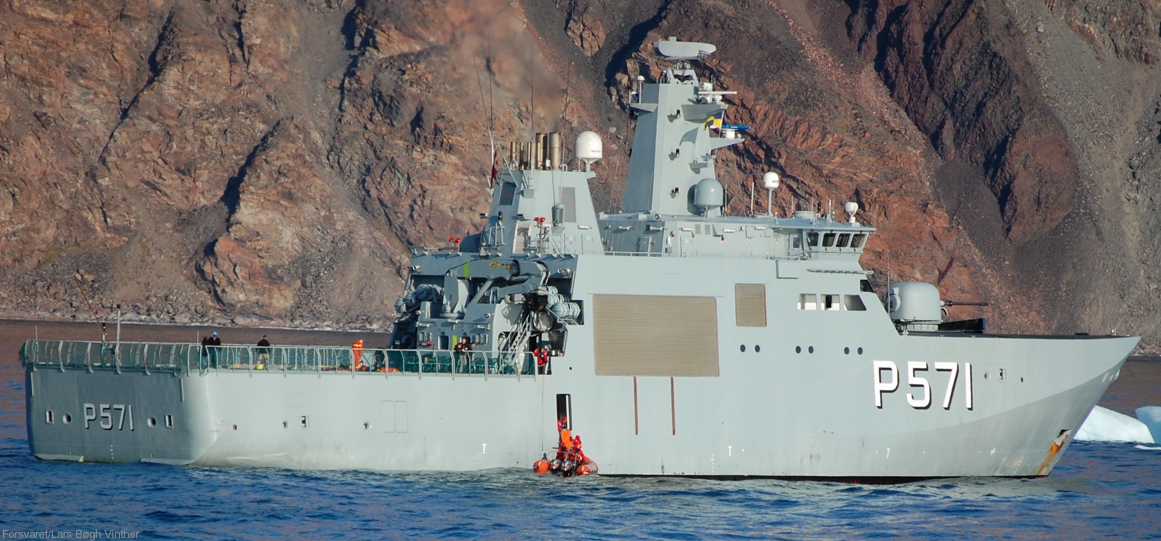 p-571 hdms ejnar mikkelsen knud rasmussen class offshore patrol vessel opv royal danish navy inspektionsfartøj 32