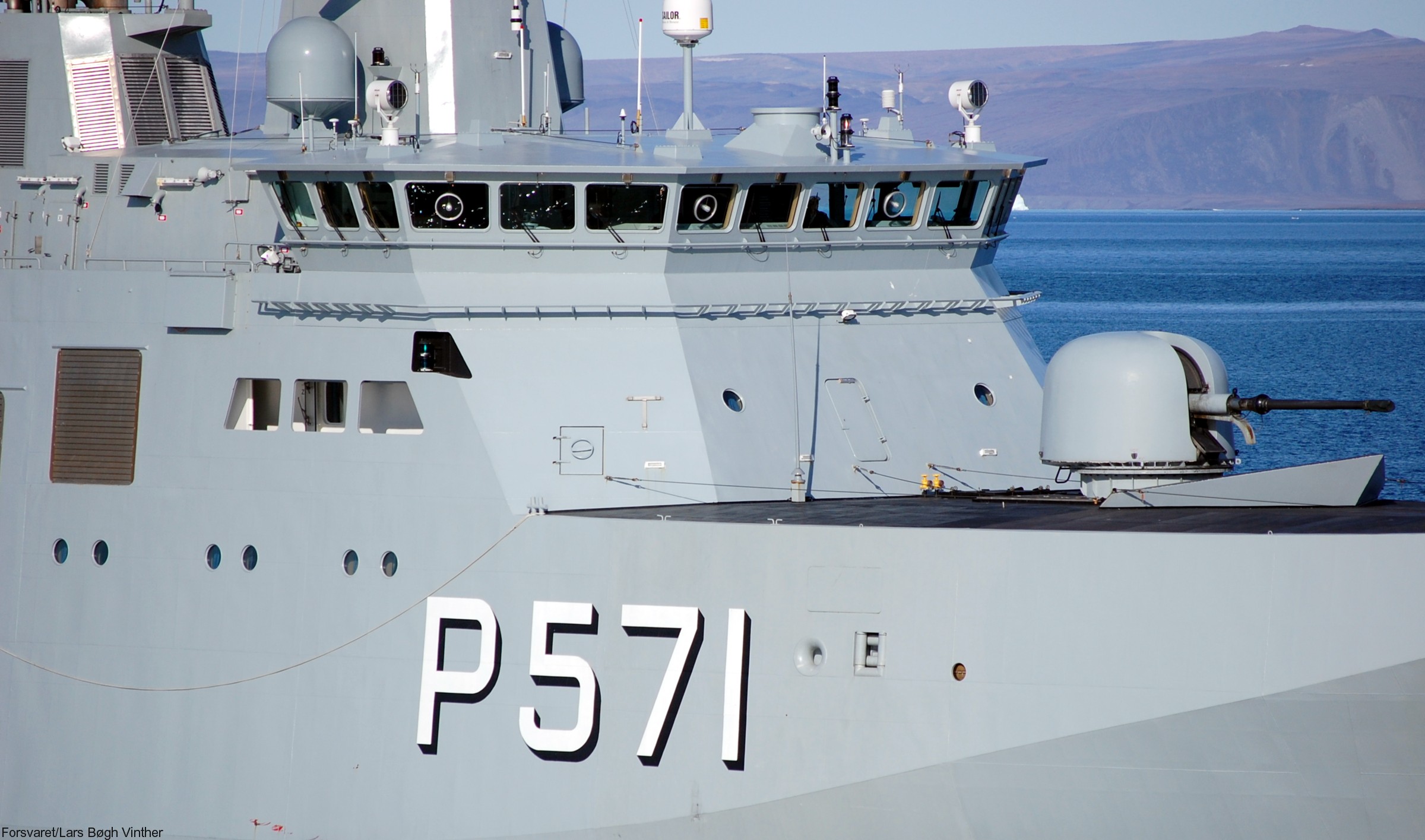 p-571 hdms ejnar mikkelsen knud rasmussen class offshore patrol vessel opv royal danish navy inspektionsfartøj 37 oto melara 76/62 gun