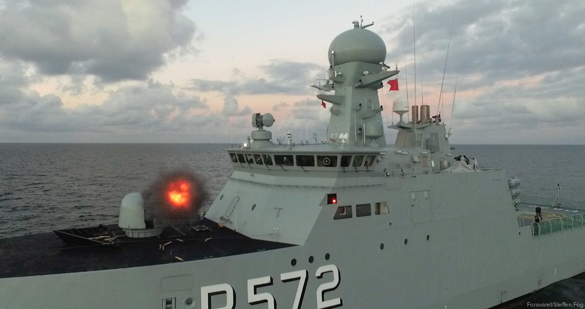p-572 hdms lauge koch knud rasmussen class offshore patrol vessel royal danish navy inspektionsfartøj 02 oto melara 76/62 gun fire