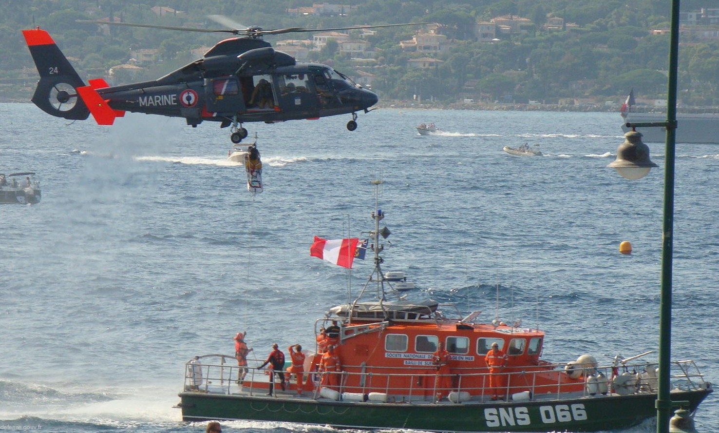 sa 365 dauphin helicopter french navy marine nationale aeronavale flottille 07 6024