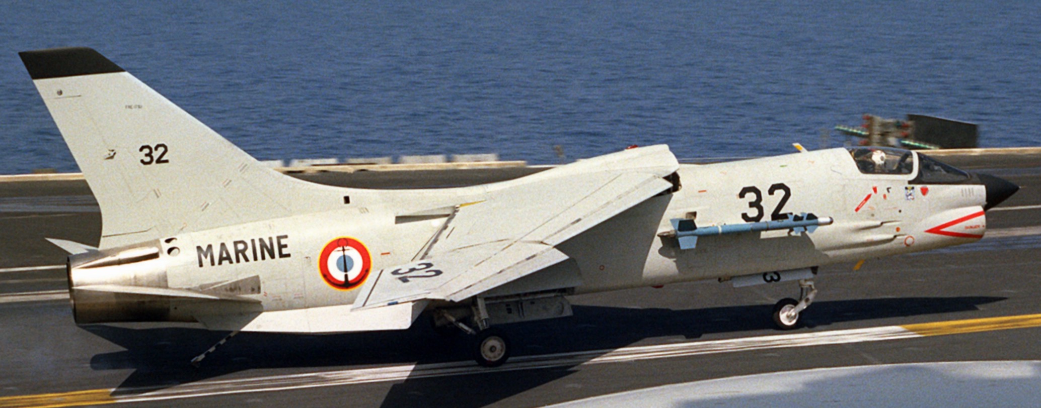 vought f-8e (fn) crusader french navy marine nationale aeronavale flottille 12f 14f aircraft carrier landivisiau 05