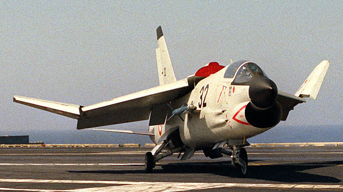 vought f-8e (fn) crusader french navy marine nationale aeronavale flottille 12f 14f aircraft carrier landivisiau 08