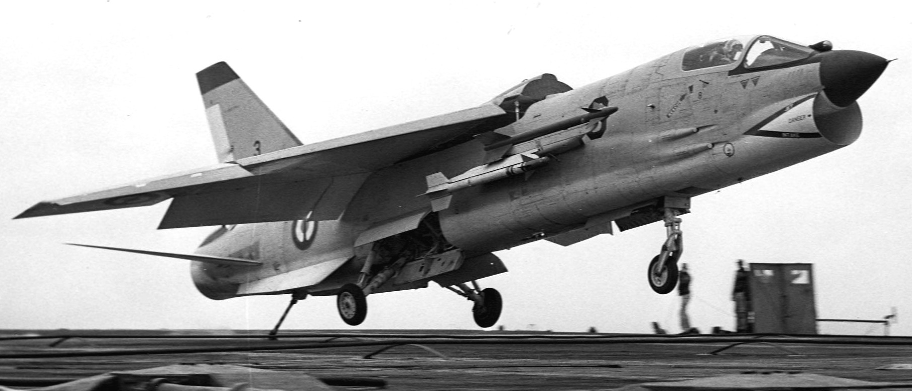 vought f-8e (fn) crusader french navy marine nationale aeronavale flottille 12f 14f aircraft carrier landivisiau 09