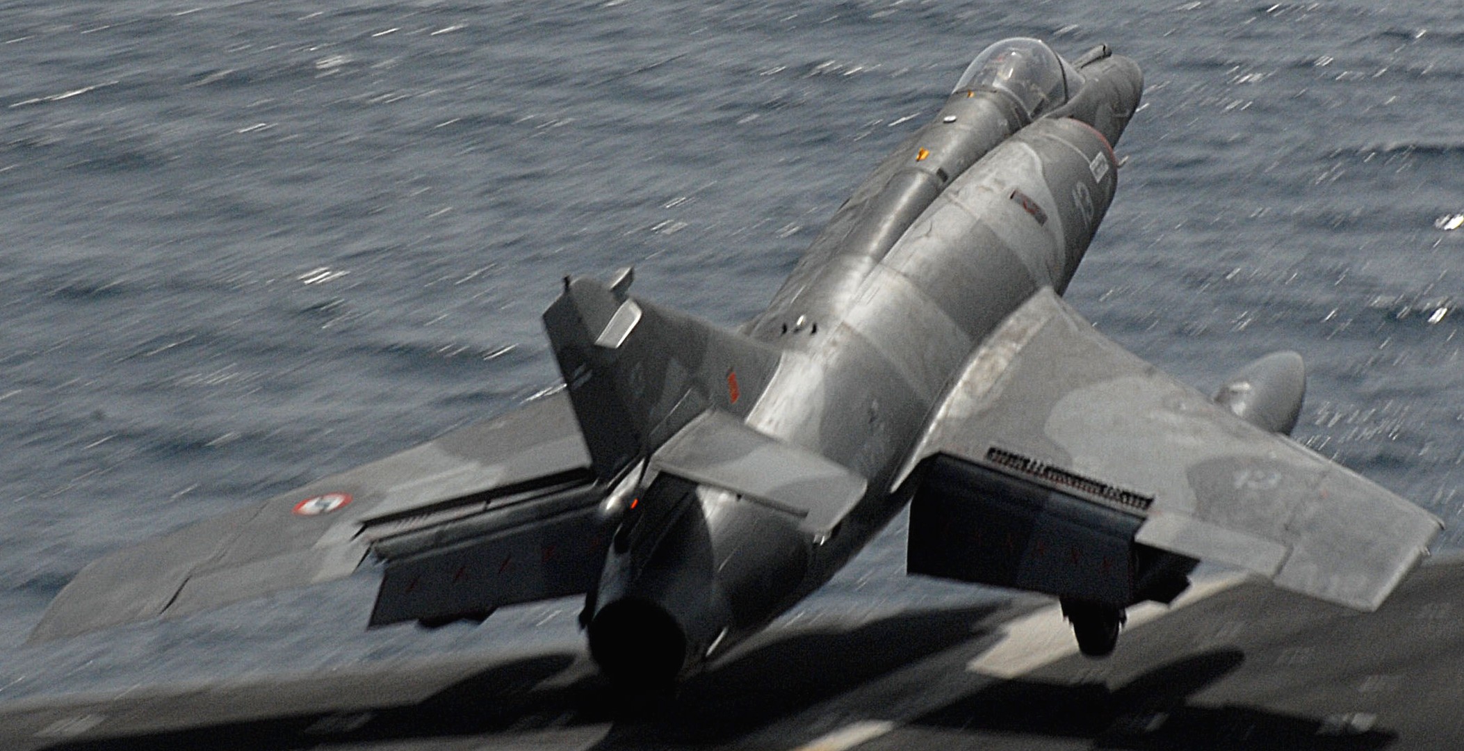 super etendard attack aircraft dassault french navy marine nationale flottille carrier 13-04