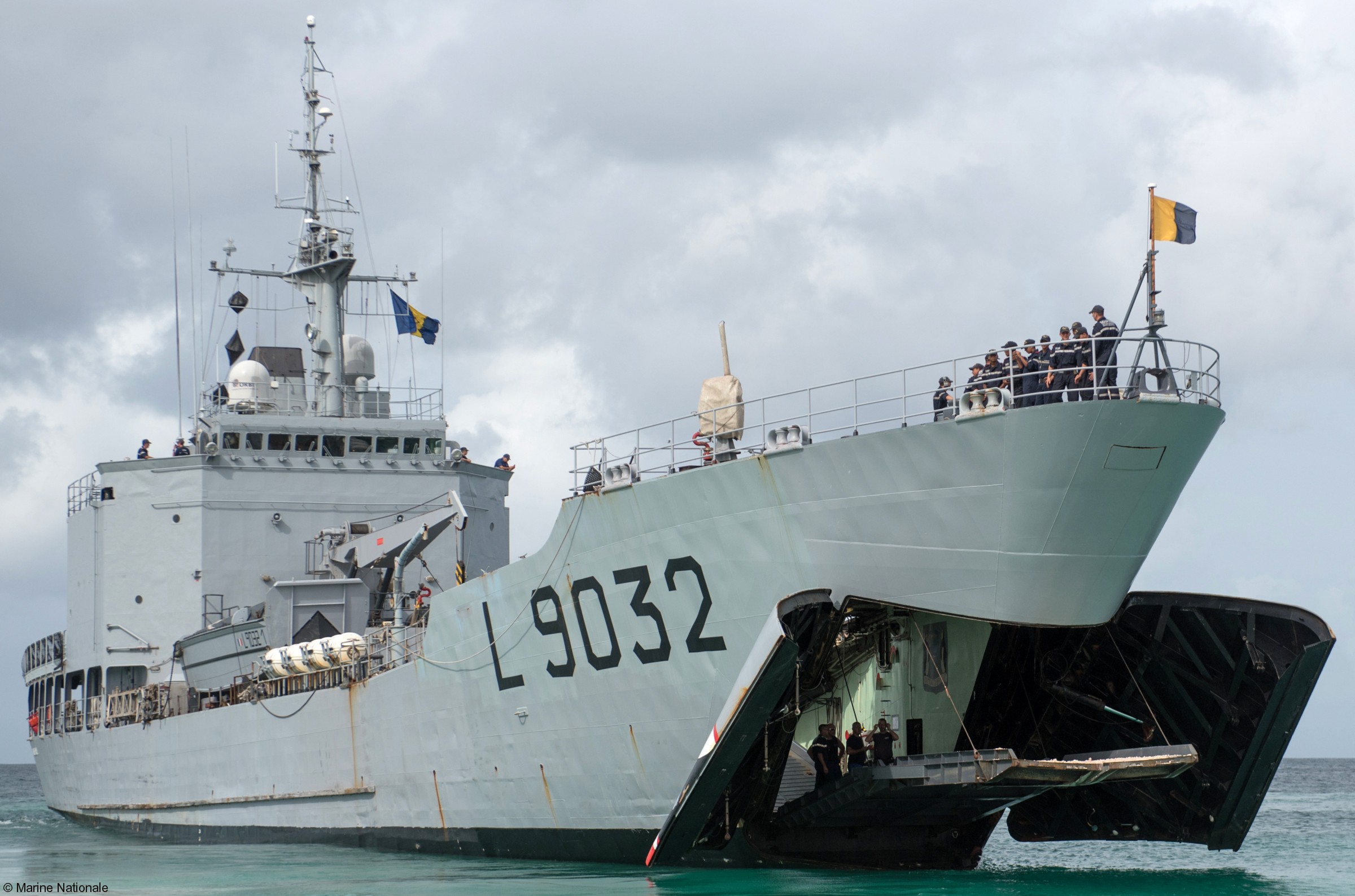 l-9032 dumont d'urville champlain batral class amphibious landing ship tank french navy marine nationale 04