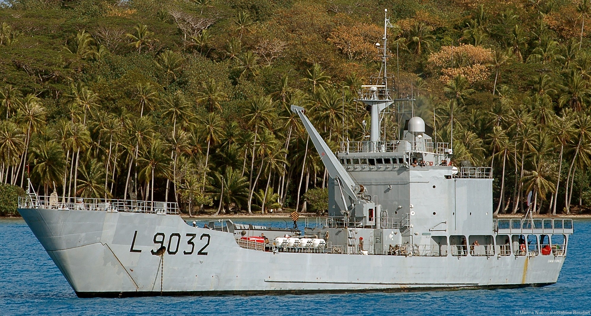 l-9032 dumont d'urville champlain batral class amphibious landing ship tank french navy marine nationale 07