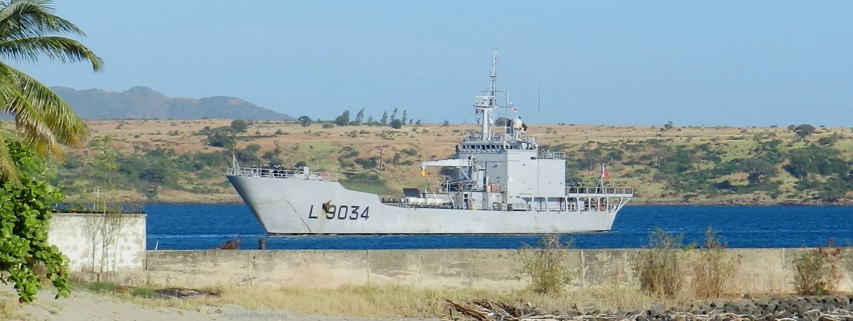 l-9034 la grandiere champlain batral class amphibious landing ship tank french navy marine nationale 03