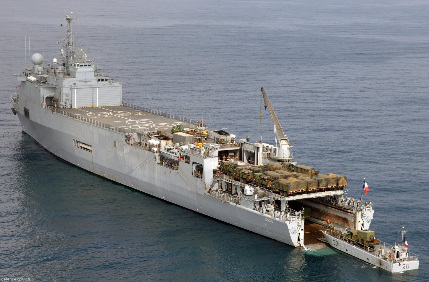 foudre class amphibious landing ship lpd platform dock french navy marine nationale transport de chaland de débarquement tcd 03c