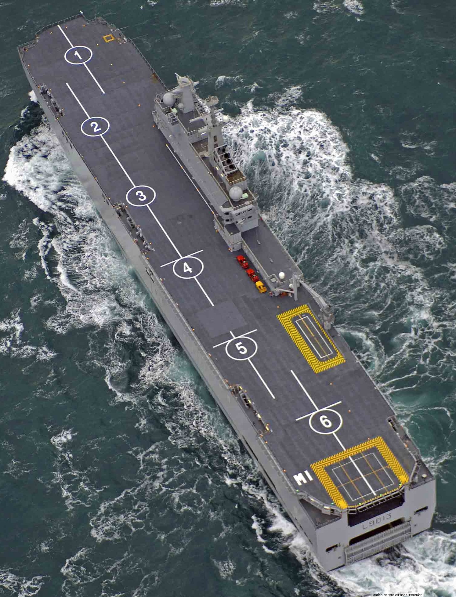 l-9013 fs mistral amphibious assault command ship french navy marine nationale 07 flight deck