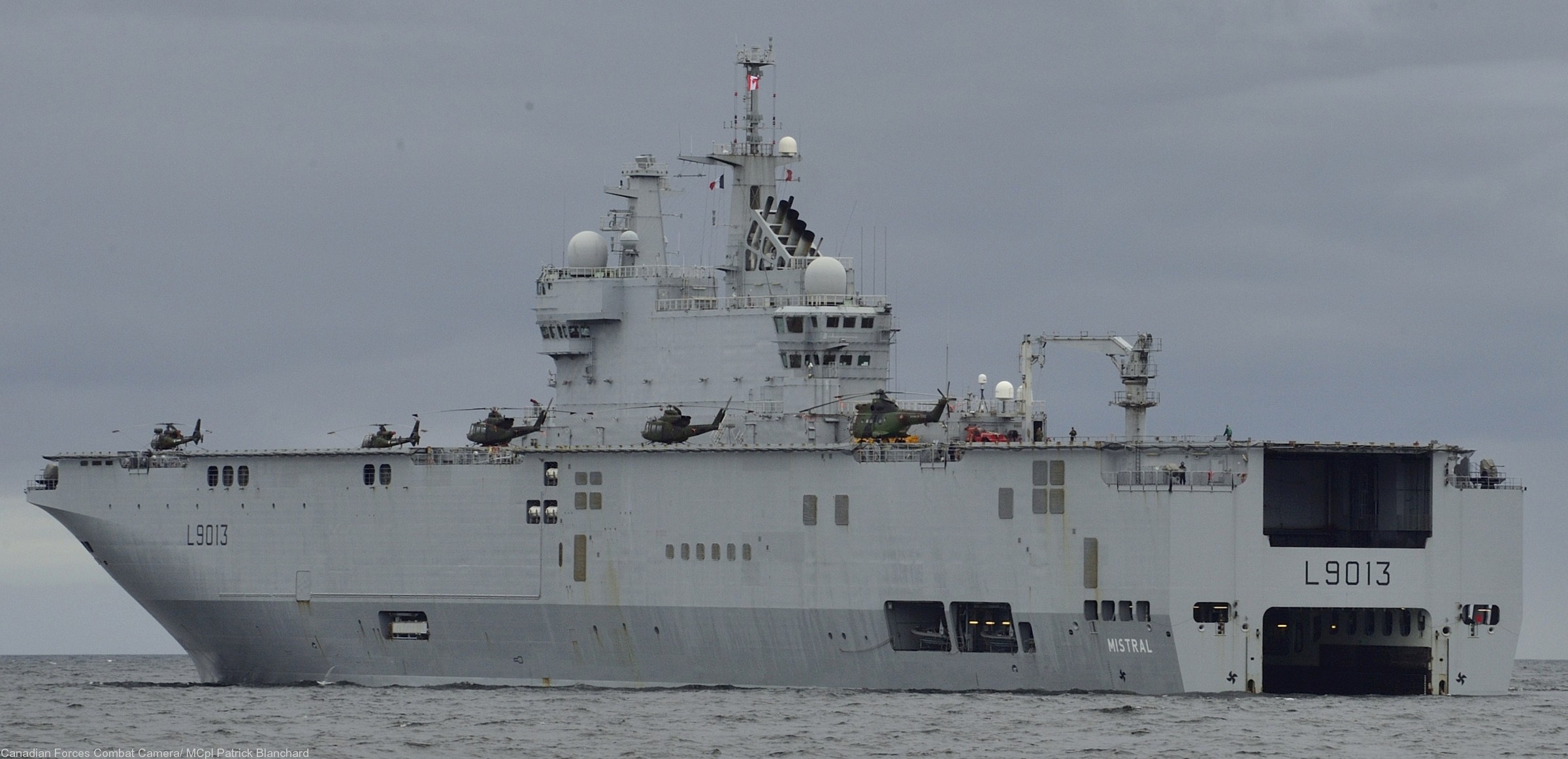 l-9013 fs mistral amphibious assault command ship french navy marine nationale 11 helicopter landing dock lph