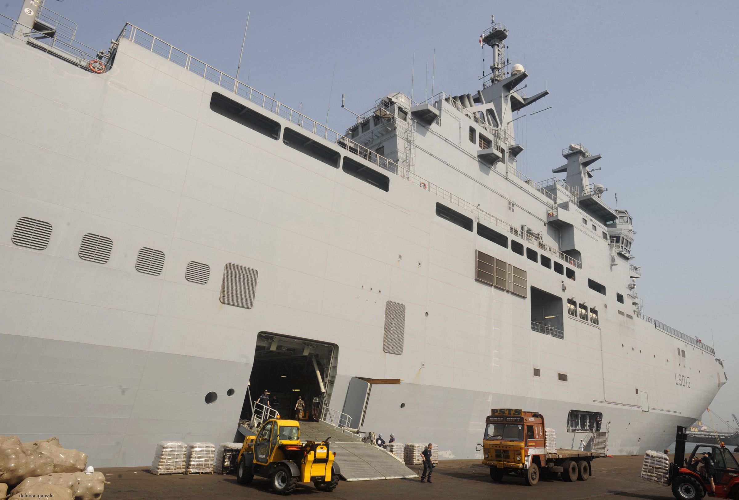 l-9013 fs mistral amphibious assault command ship french navy marine nationale 40