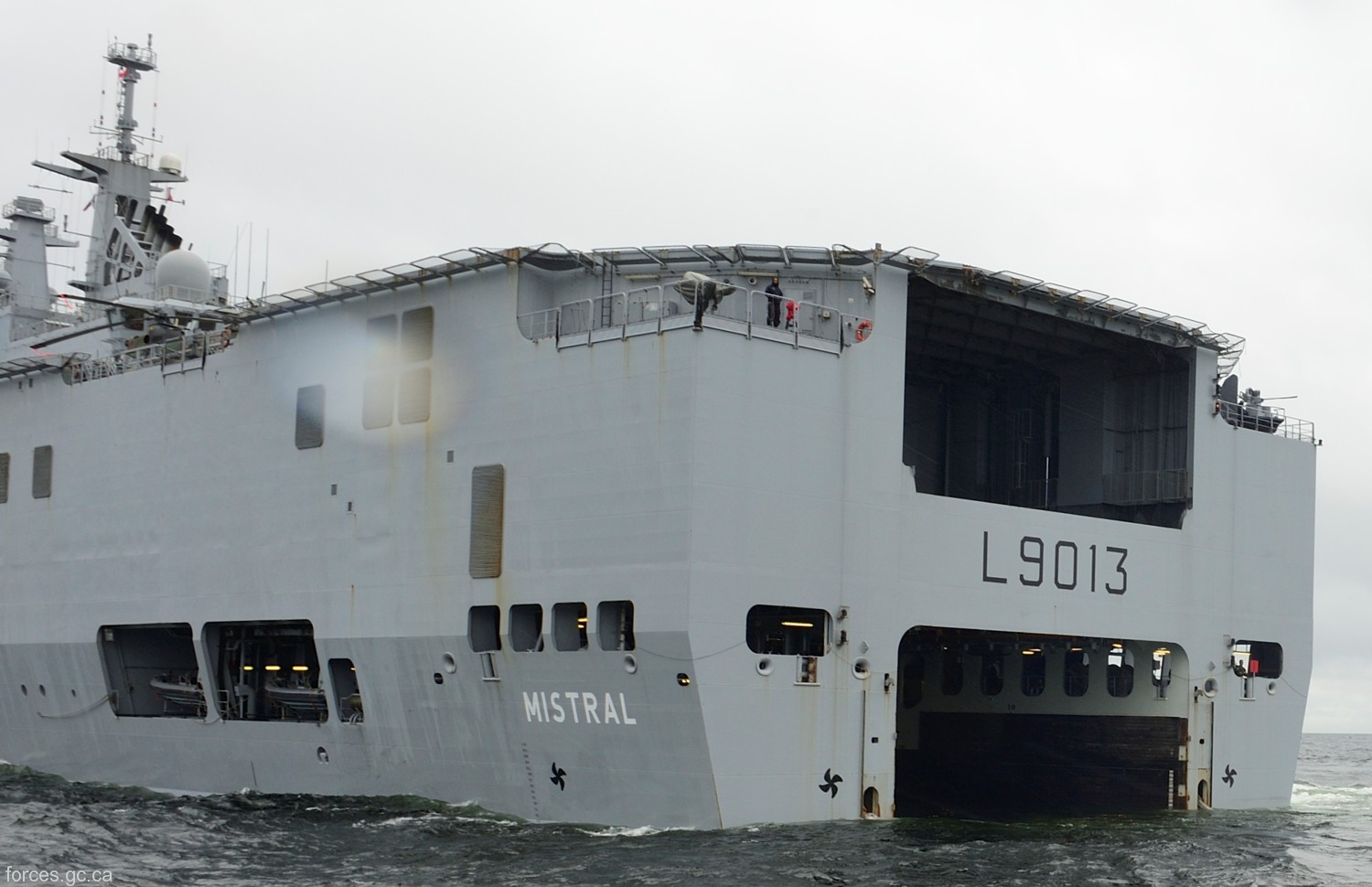 l-9013 fs mistral amphibious assault command ship french navy marine nationale 43 well deck