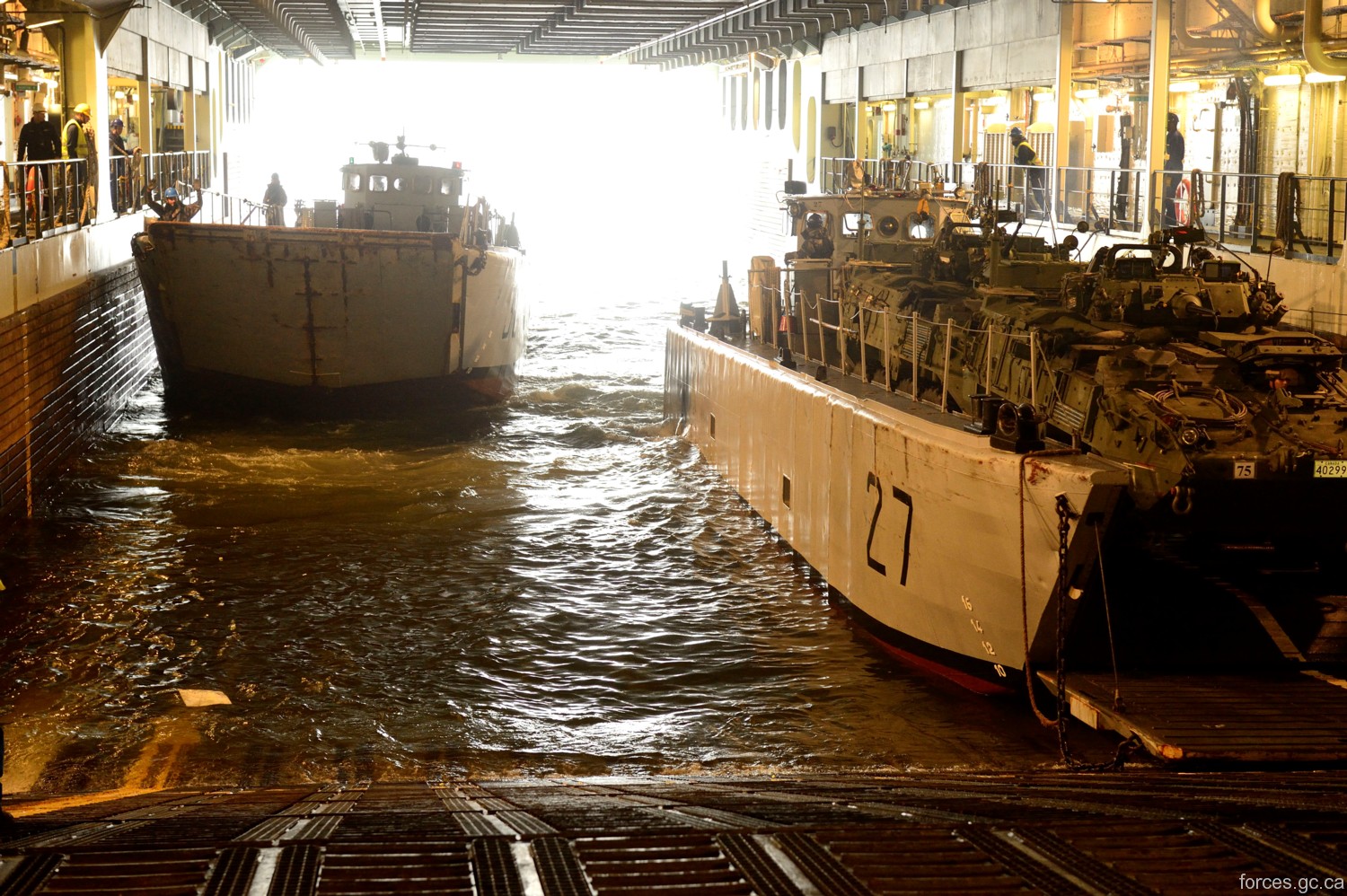 l-9013 fs mistral amphibious assault command ship french navy marine nationale 50 well deck landing craft ctm