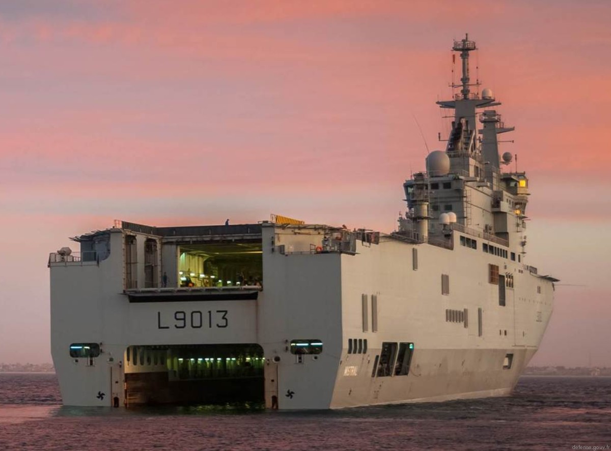 l-9013 fs mistral amphibious assault command ship french navy marine nationale 53 well deck