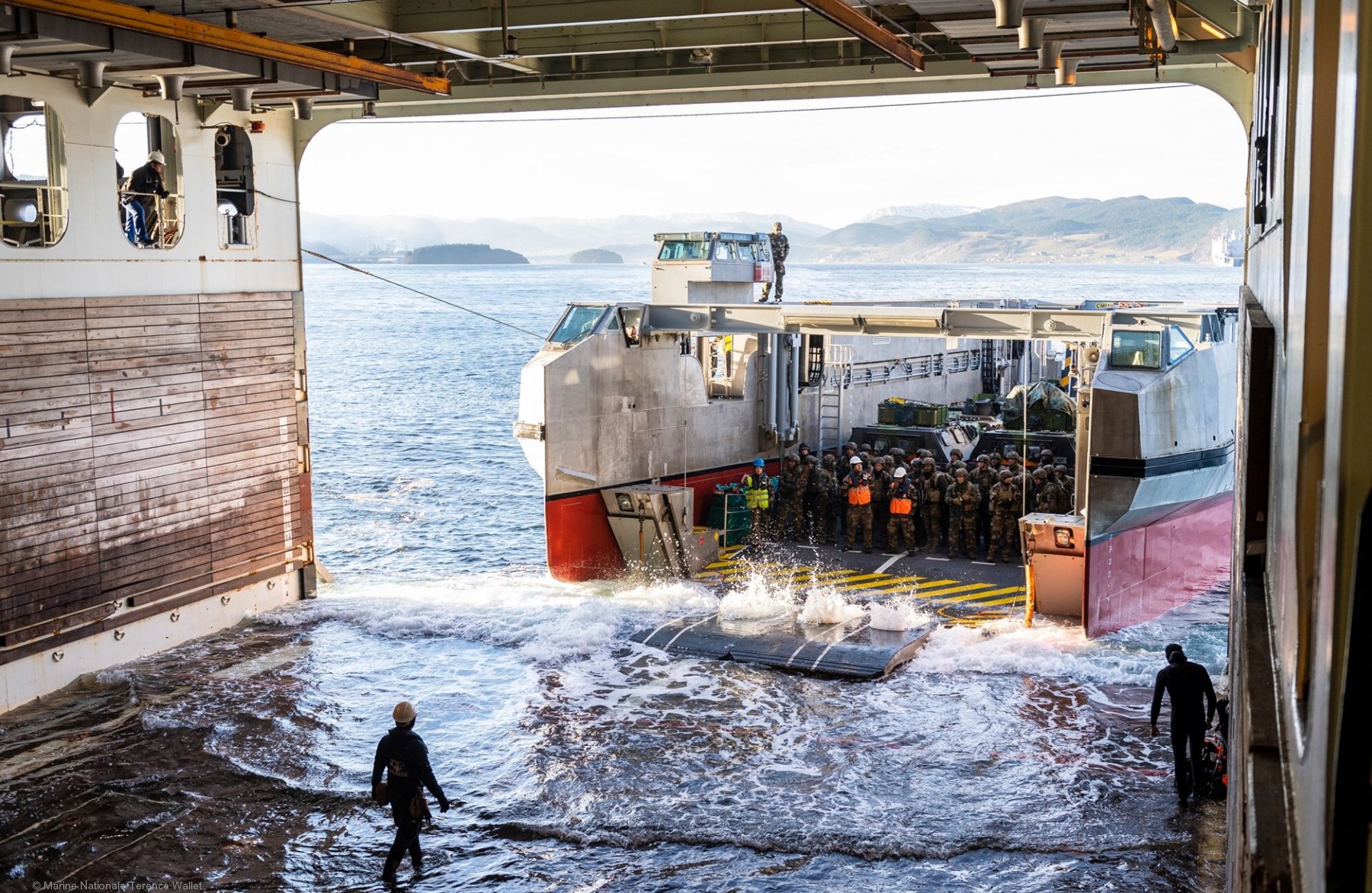 l-9013 fs mistral amphibious assault command ship french navy marine nationale 57 landing catamaran lcat edar