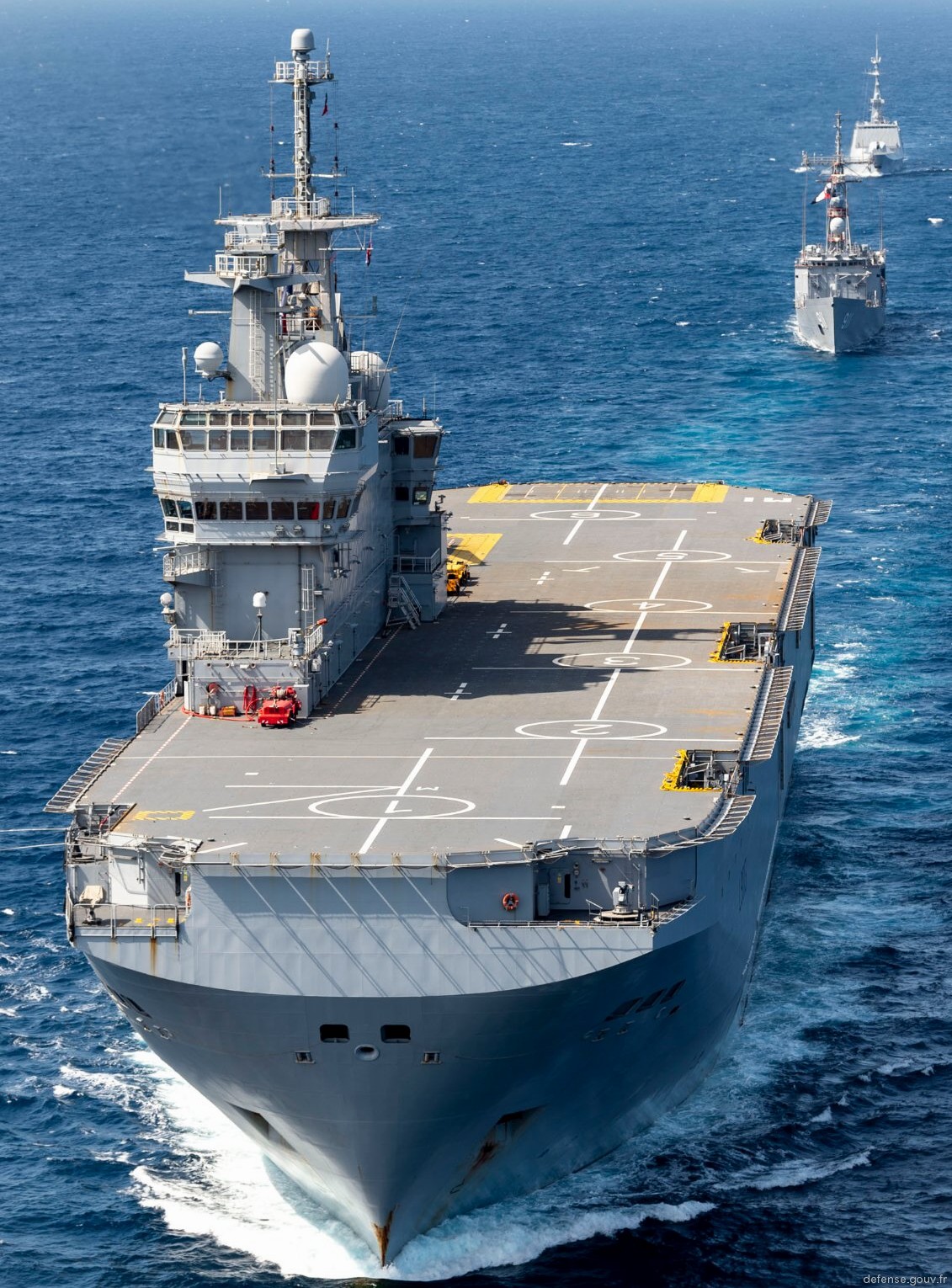 l-9013 fs mistral amphibious assault command ship french navy marine nationale 59