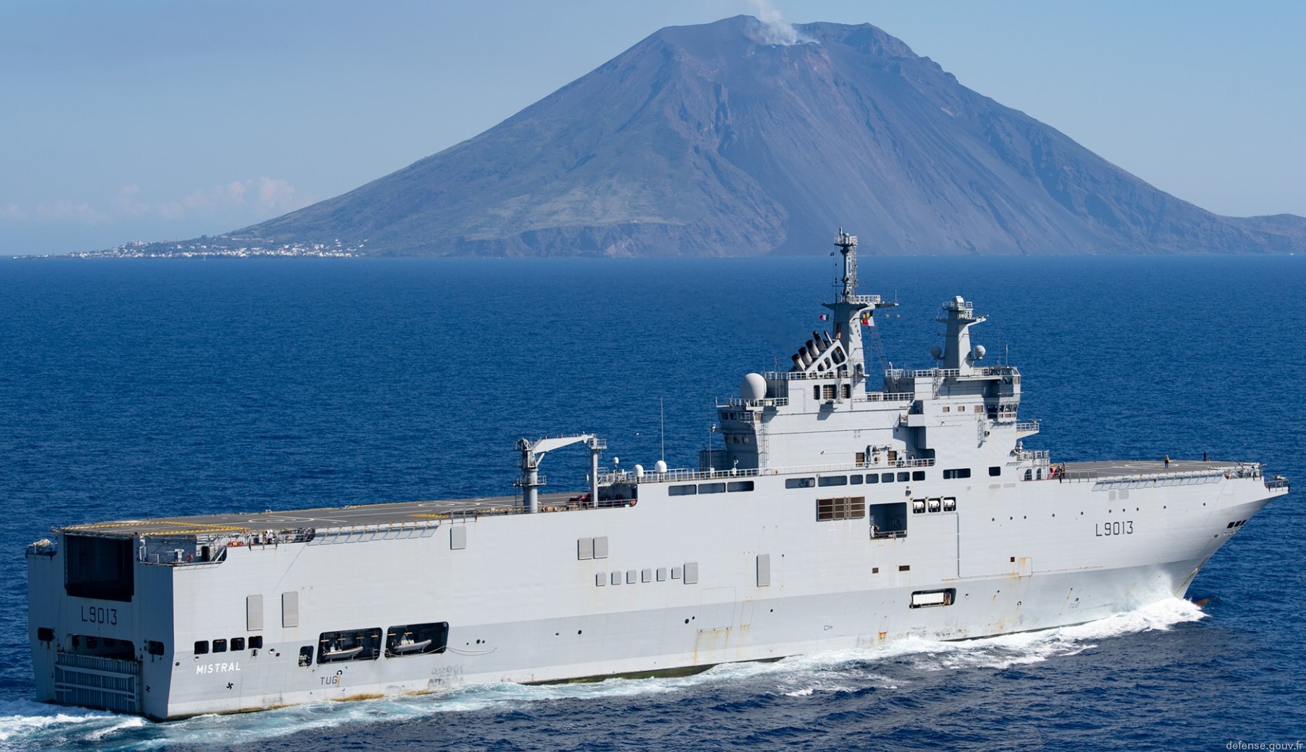 l-9013 fs mistral amphibious assault command ship french navy marine nationale 60