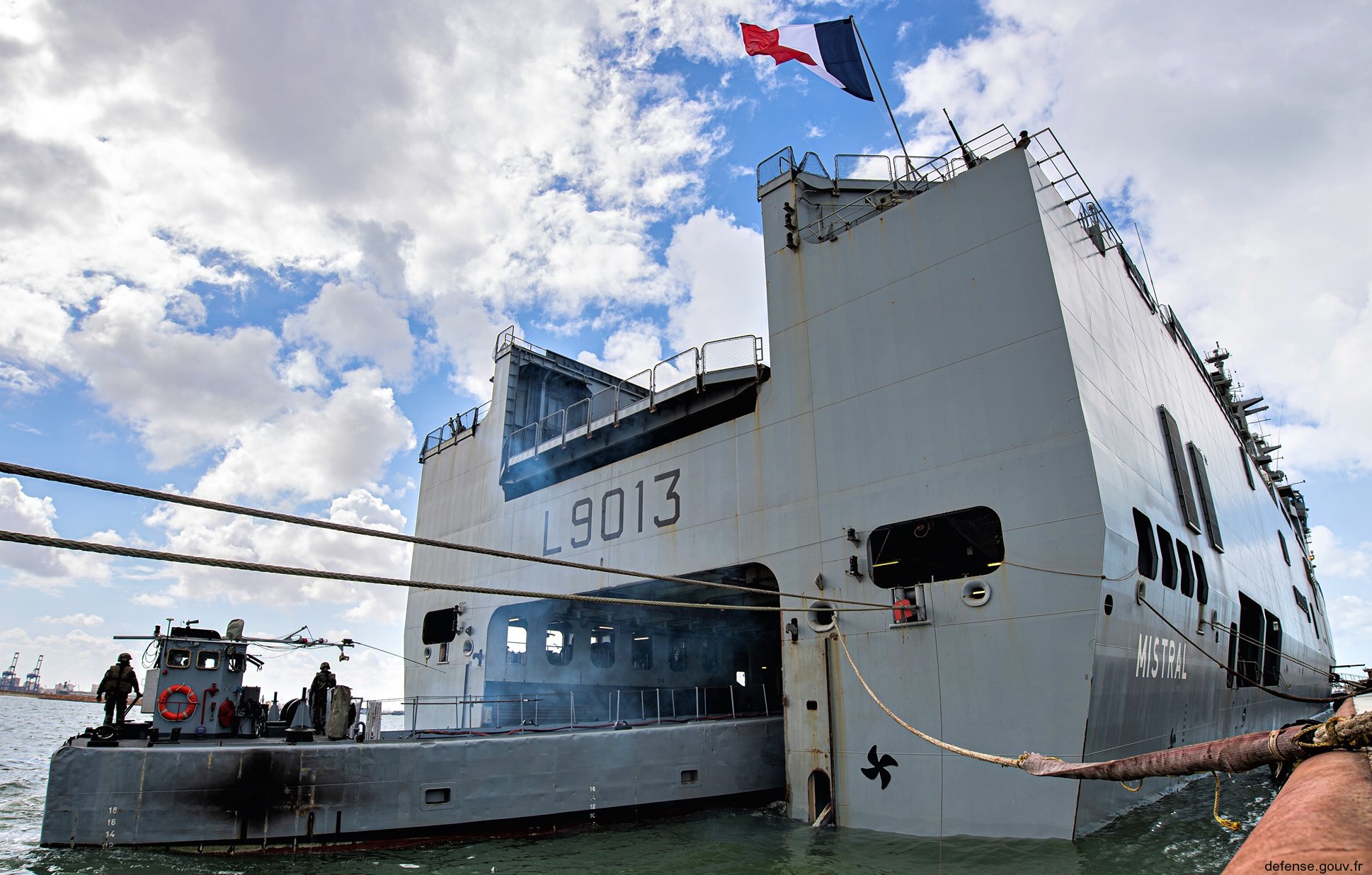 l-9013 fs mistral amphibious assault command ship french navy marine nationale 65 well deck landing craft ctm