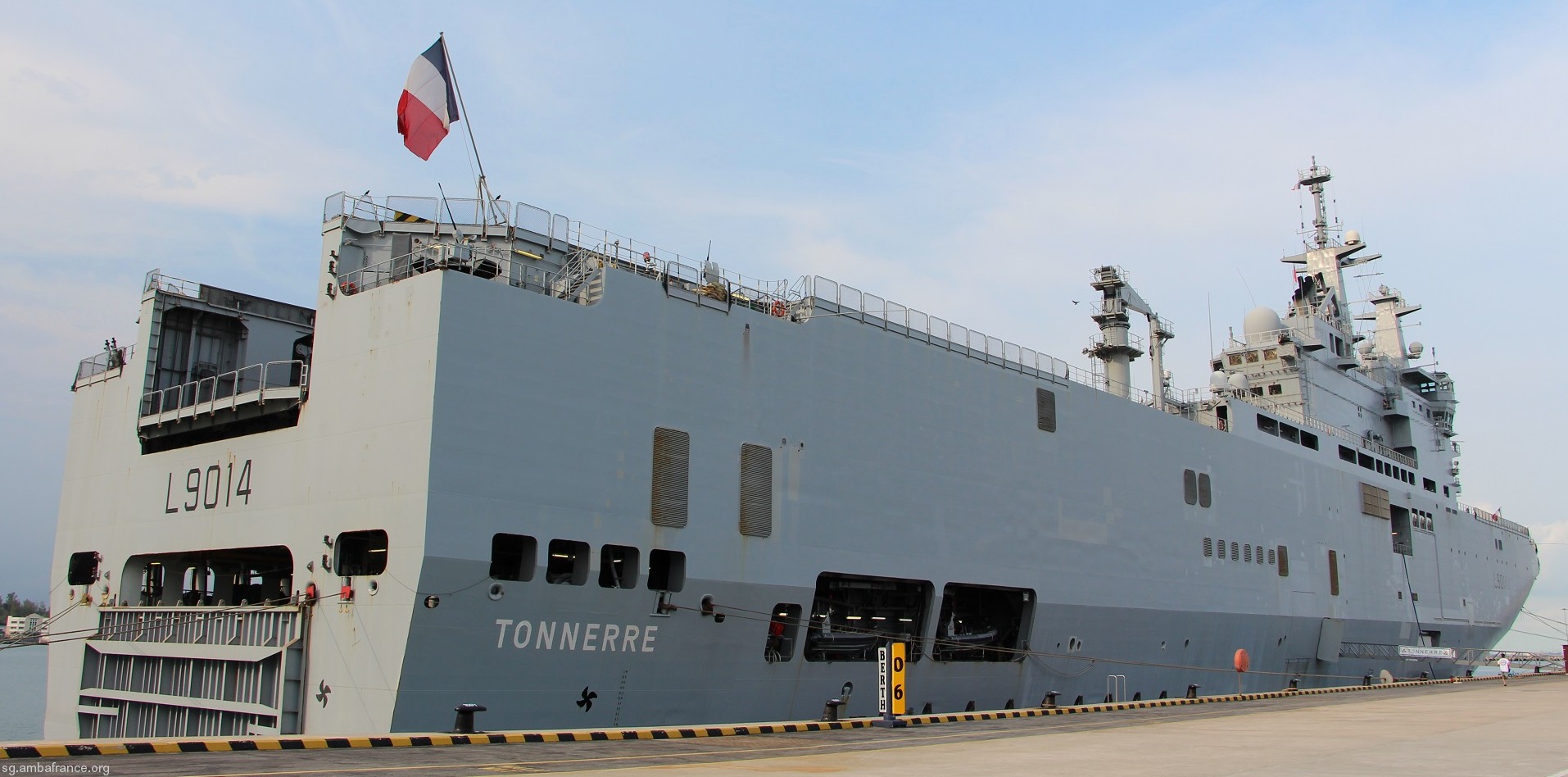 l-9014 fs tonnere mistral class amphibious assault command ship bpc french navy marine nationale 07