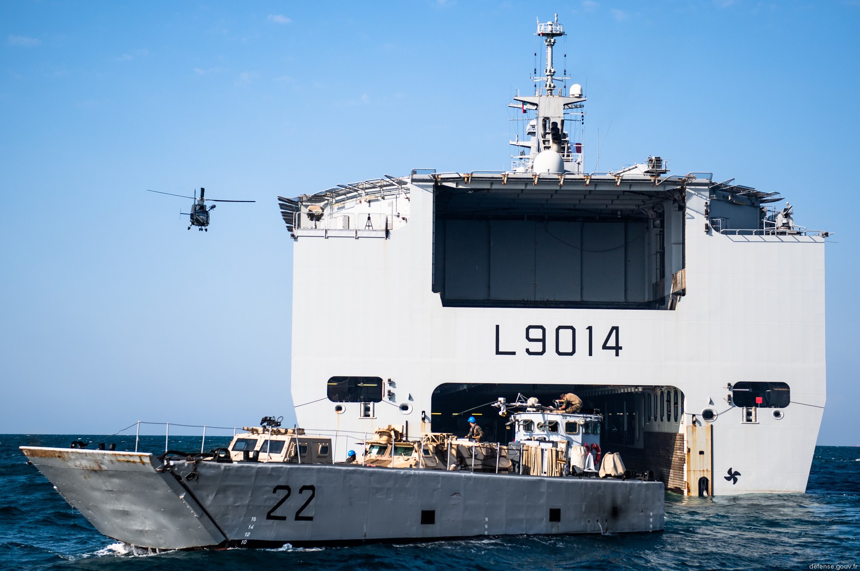 l-9014 fs tonnere mistral class amphibious assault command ship bpc french navy marine nationale 23 well deck stern landing craft