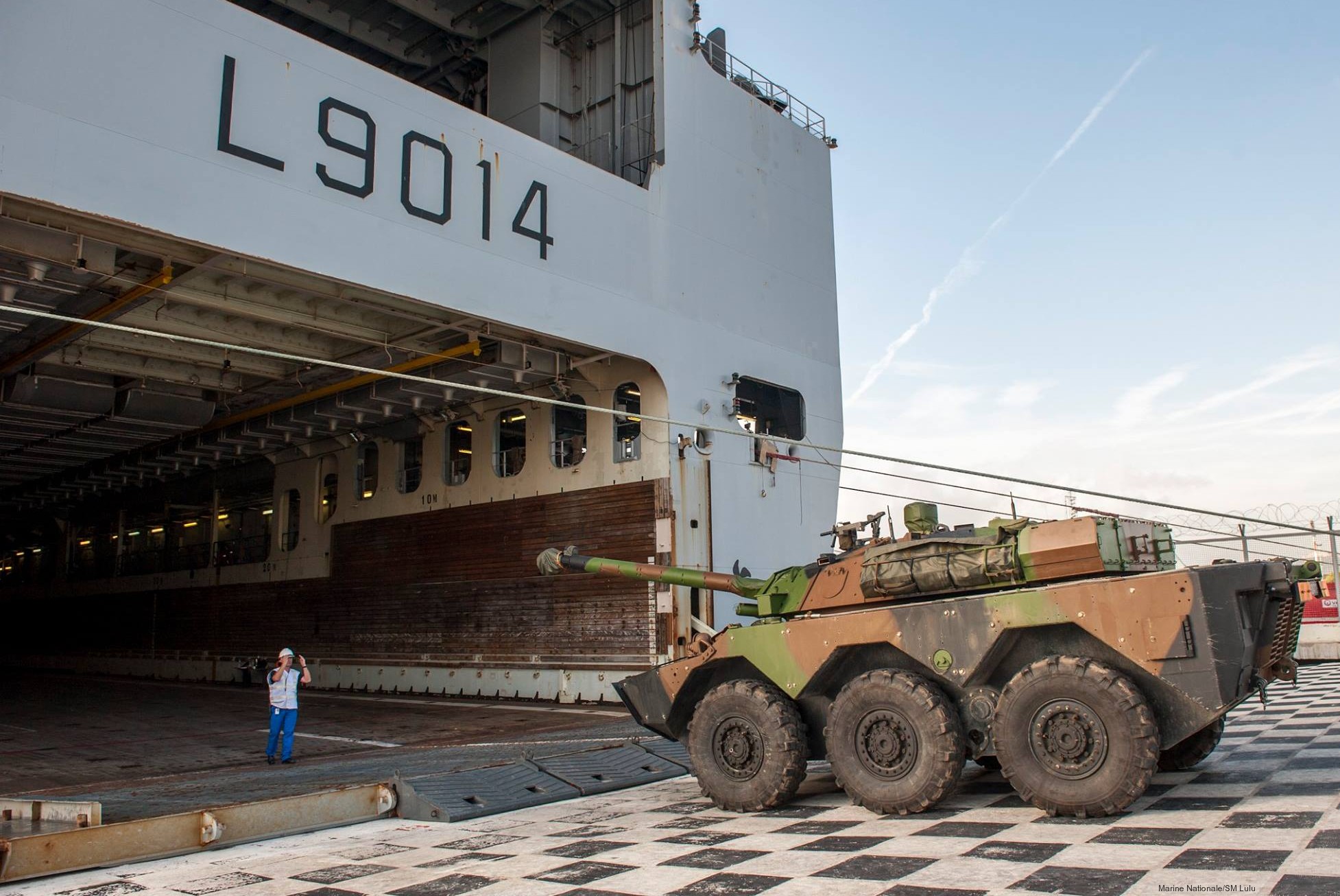 l-9014 fs tonnere mistral class amphibious assault command ship bpc french navy marine nationale 27 stern gate well deck loading