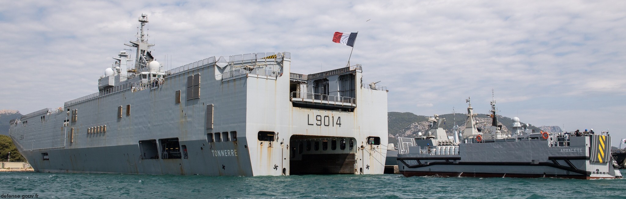 l-9014 fs tonnere mistral class amphibious assault command ship bpc french navy marine nationale 32