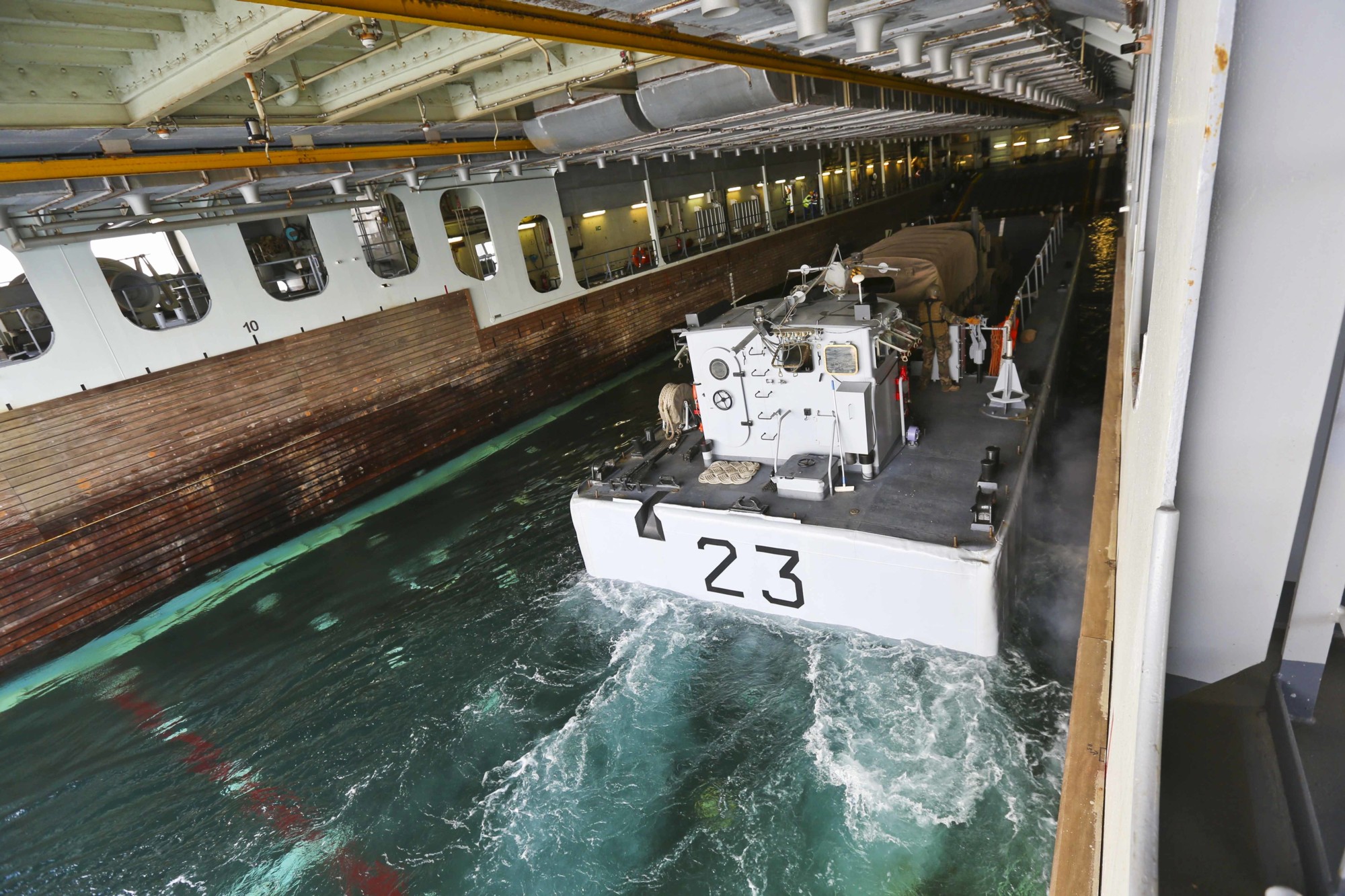 l-9014 fs tonnere mistral class amphibious assault command ship bpc french navy marine nationale 43 landing craft chaland de transport de matereiel ctm