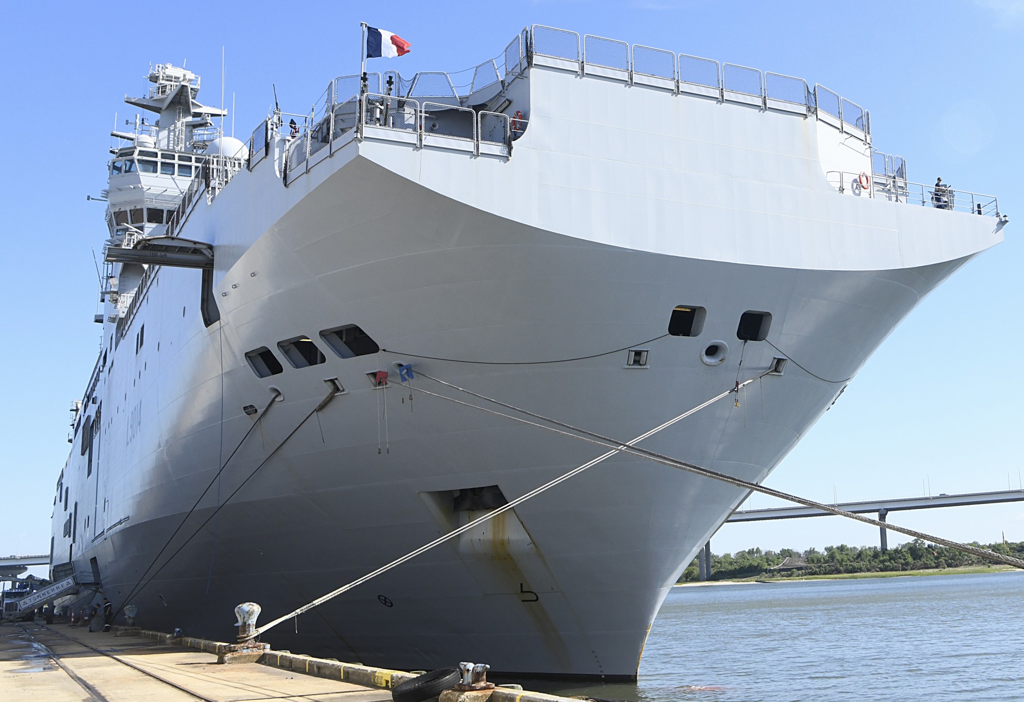 l-9014 fs tonnere mistral class amphibious assault command ship bpc french navy marine nationale 45