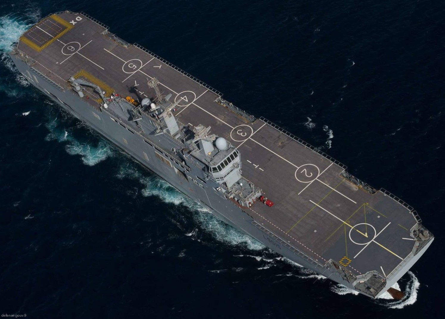 l-9015 fs dixmude mistral class amphibious assault command ship bpc french navy marine nationale 03 flight deck