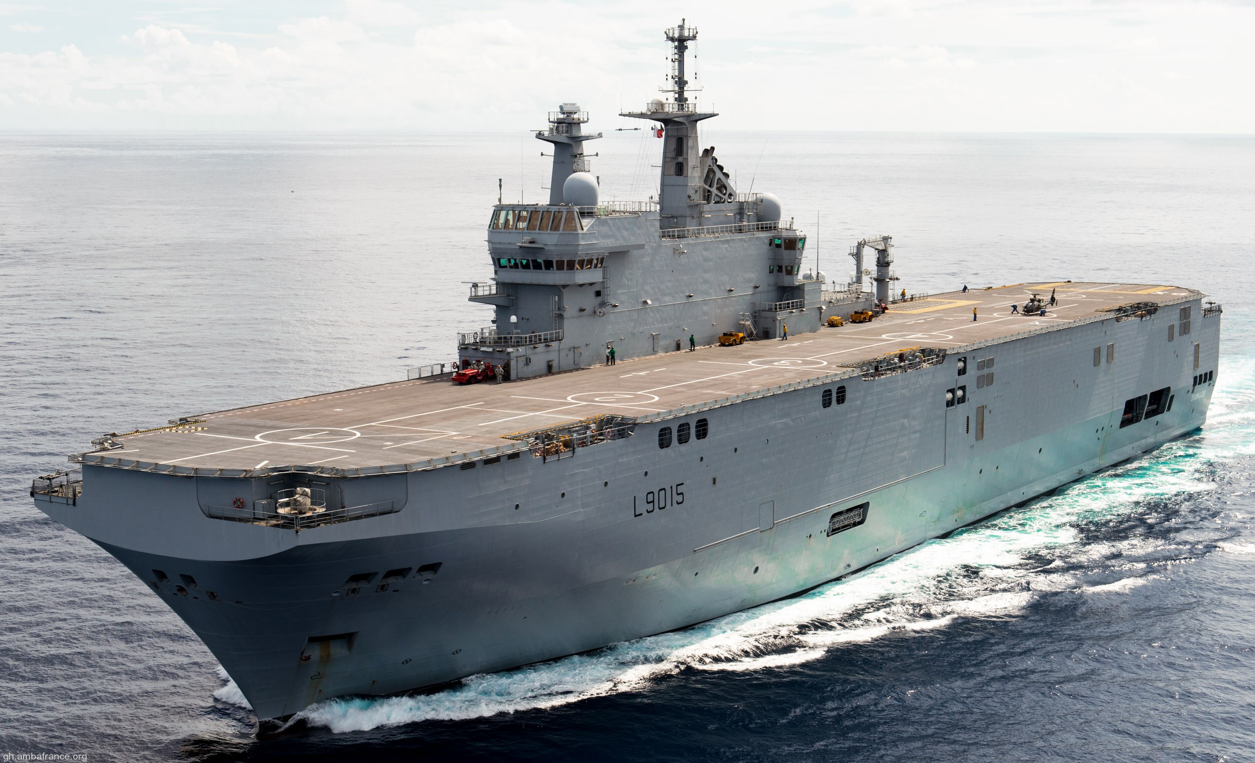 l-9015 fs dixmude mistral class amphibious assault command ship bpc french navy marine nationale 04