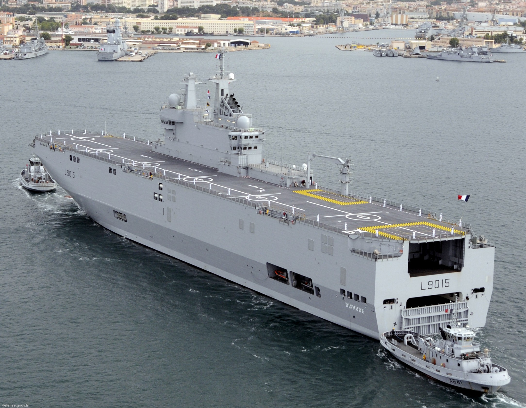 l-9015 fs dixmude mistral class amphibious assault command ship bpc french navy marine nationale 05