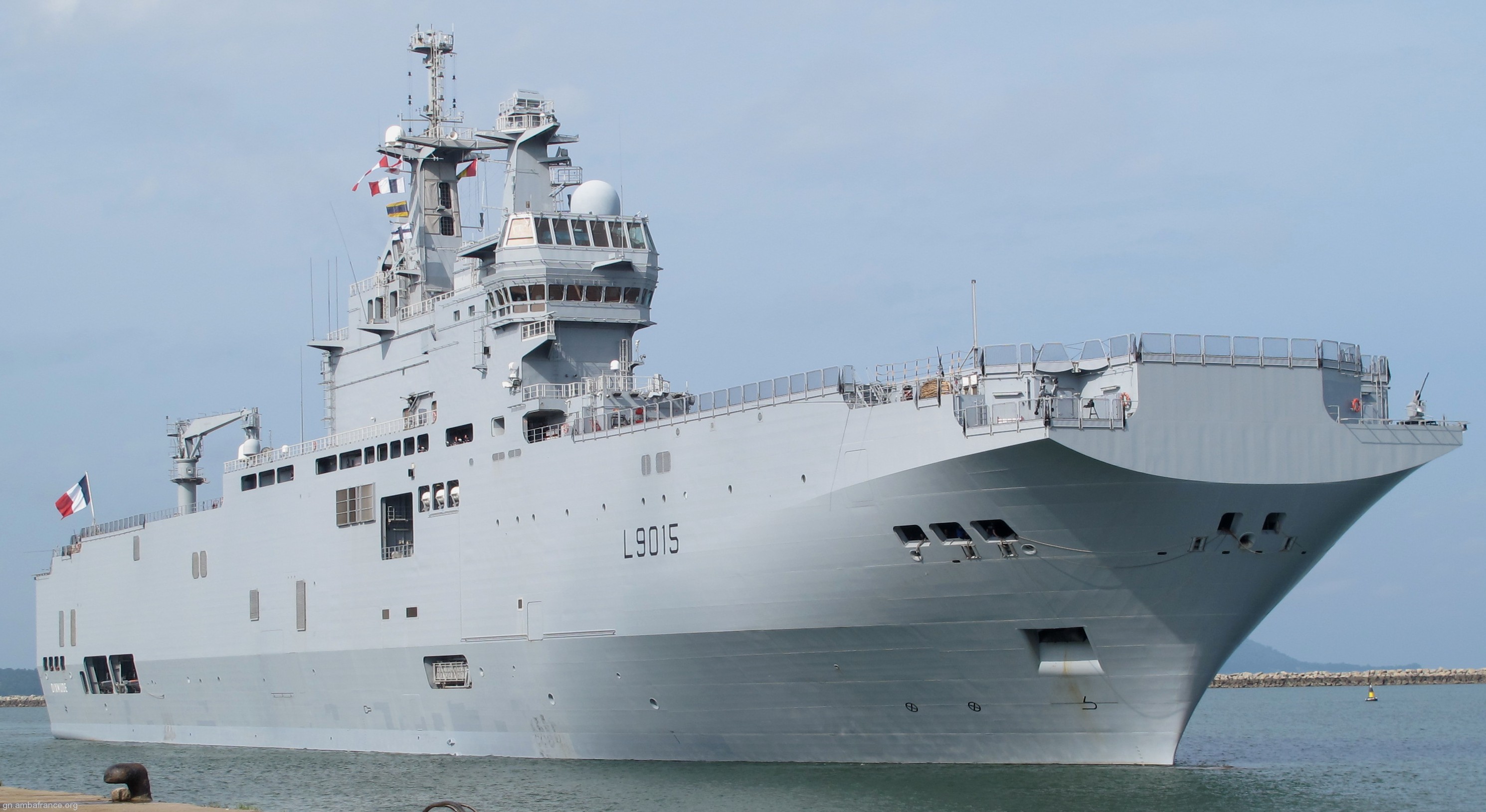 l-9015 fs dixmude mistral class amphibious assault command ship bpc french navy marine nationale 08