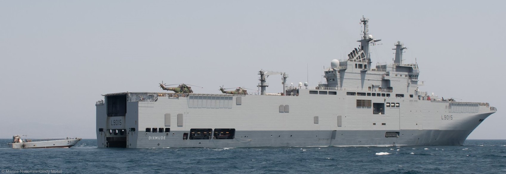 l-9015 fs dixmude mistral class amphibious assault command ship bpc french navy marine nationale 14 well deck operations ctm lcu