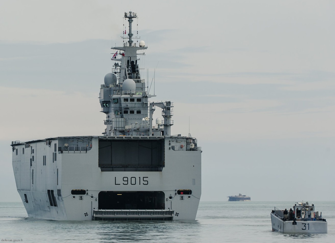 l-9015 fs dixmude mistral class amphibious assault command ship bpc french navy marine nationale 16 well deck