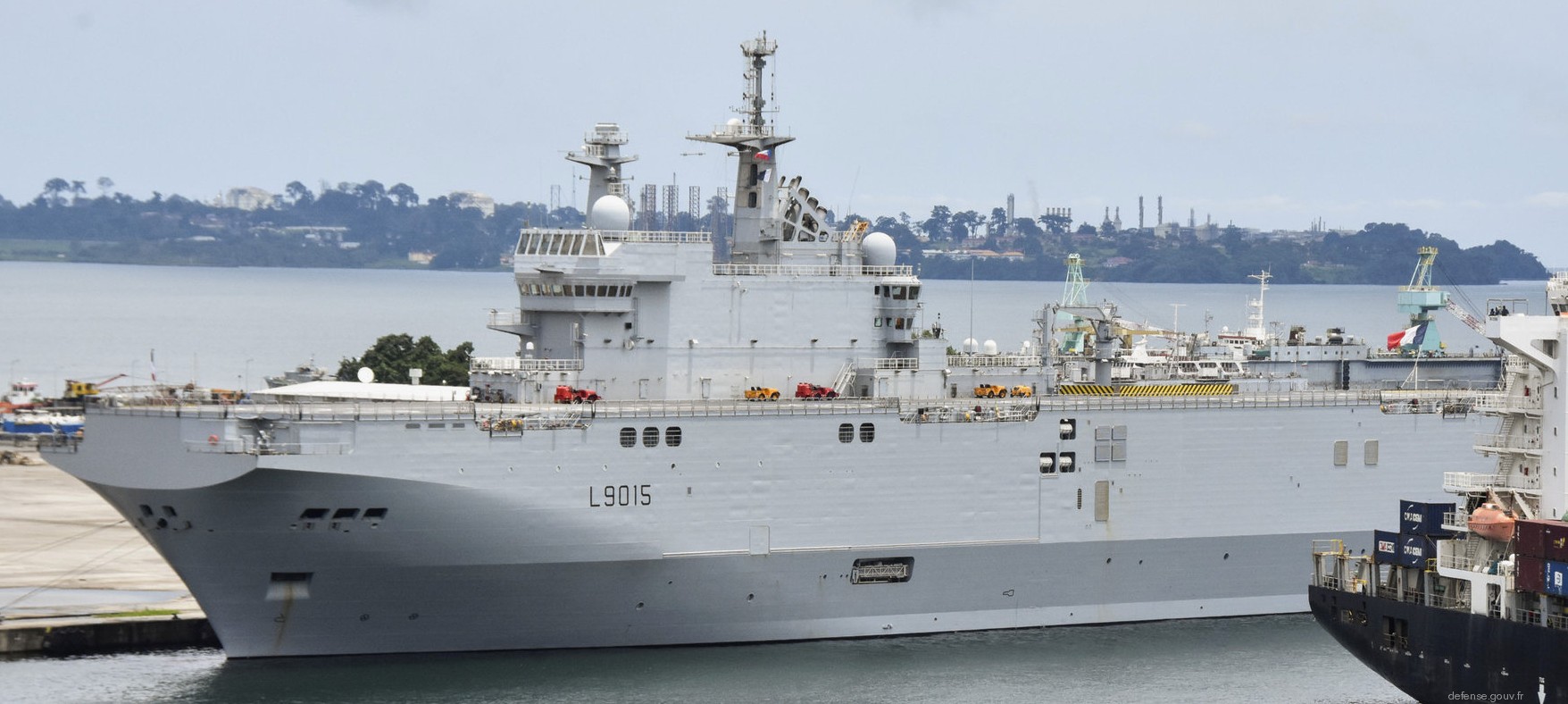 l-9015 fs dixmude mistral class amphibious assault command ship bpc french navy marine nationale 19