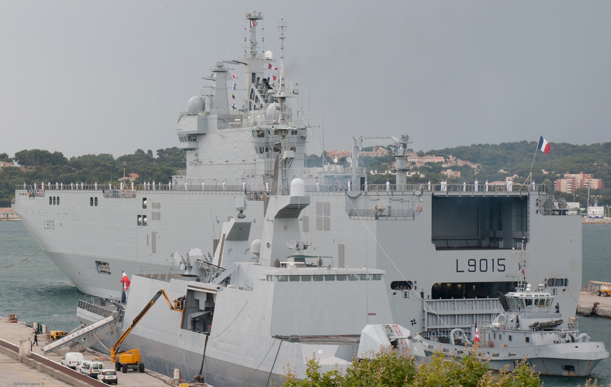 l-9015 fs dixmude mistral class amphibious assault command ship bpc french navy marine nationale 20