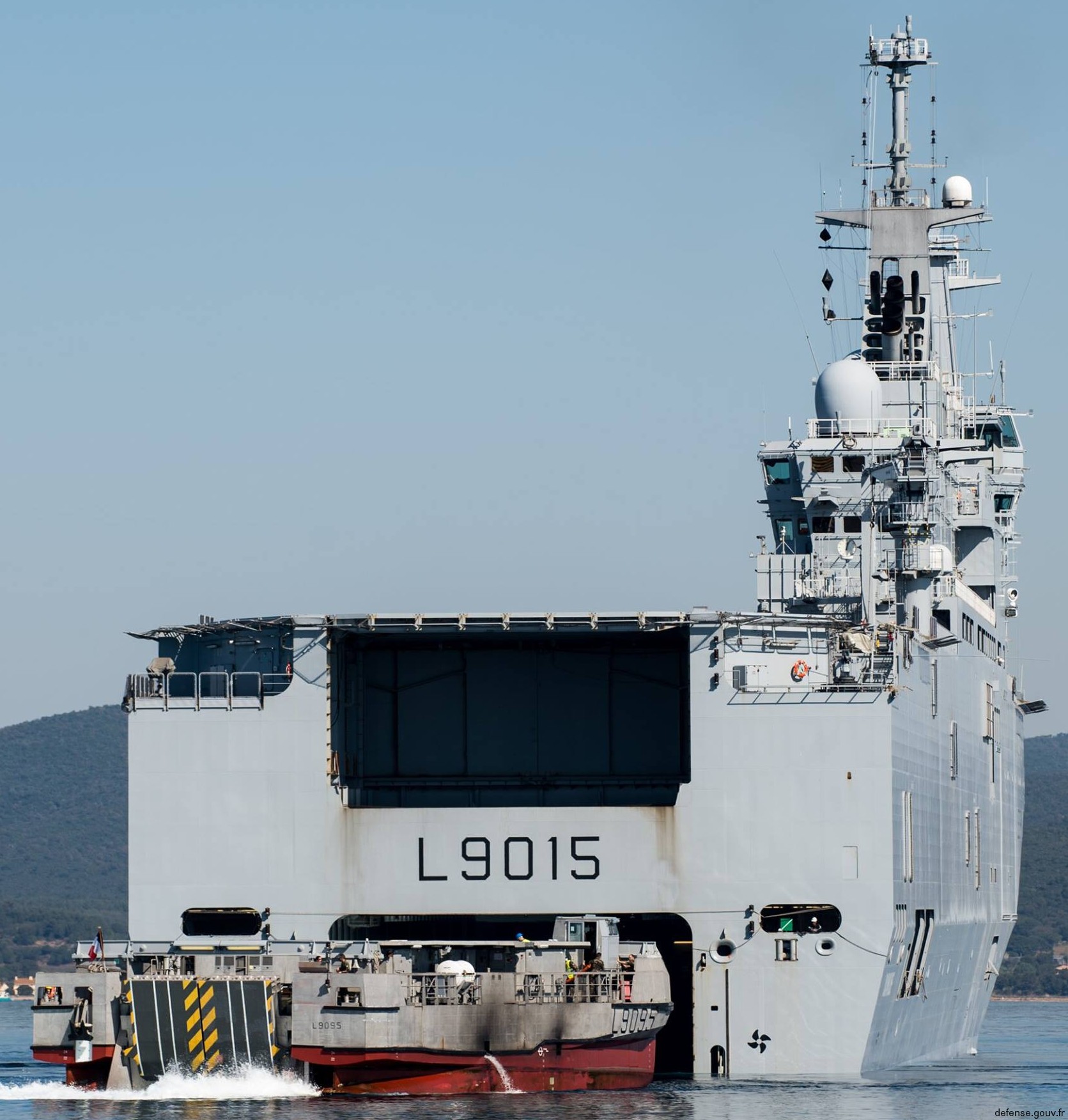 l-9015 fs dixmude mistral class amphibious assault command ship bpc french navy marine nationale 36 l-cat landing catamaran engin de débarquement amphibie rapide eda-r