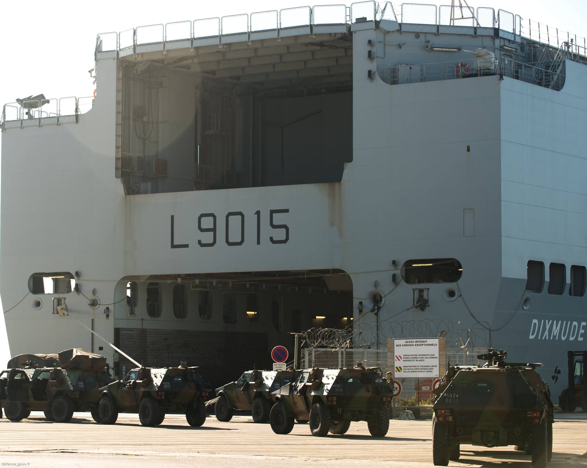 l-9015 fs dixmude mistral class amphibious assault command ship bpc french navy marine nationale 47