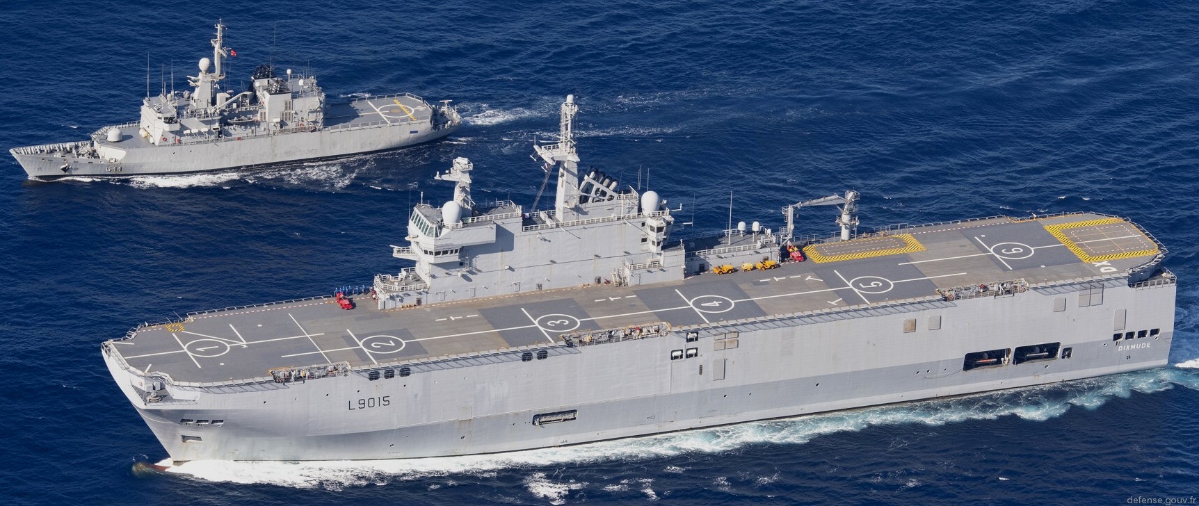 l-9015 fs dixmude mistral class amphibious assault command ship bpc french navy marine nationale 54