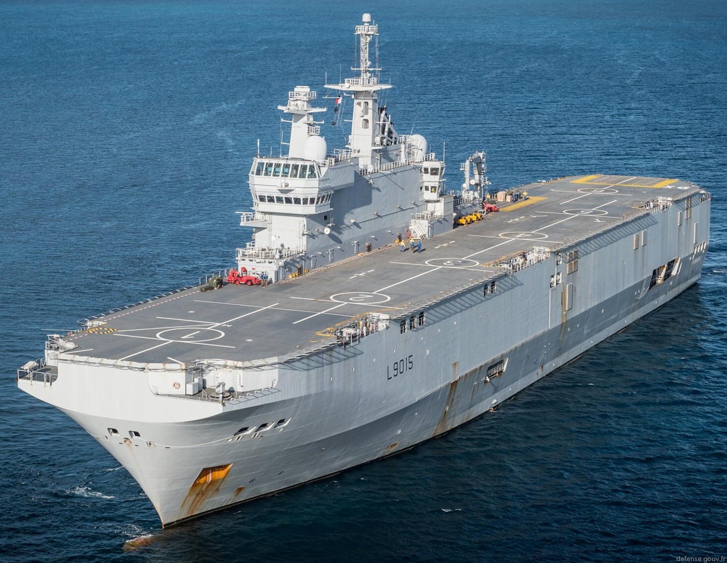 l-9015 fs dixmude mistral class amphibious assault command ship bpc french navy marine nationale 55