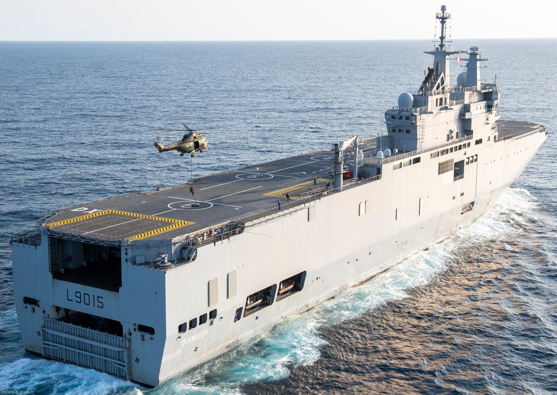 l-9015 fs dixmude mistral class amphibious assault command ship bpc french navy marine nationale 58