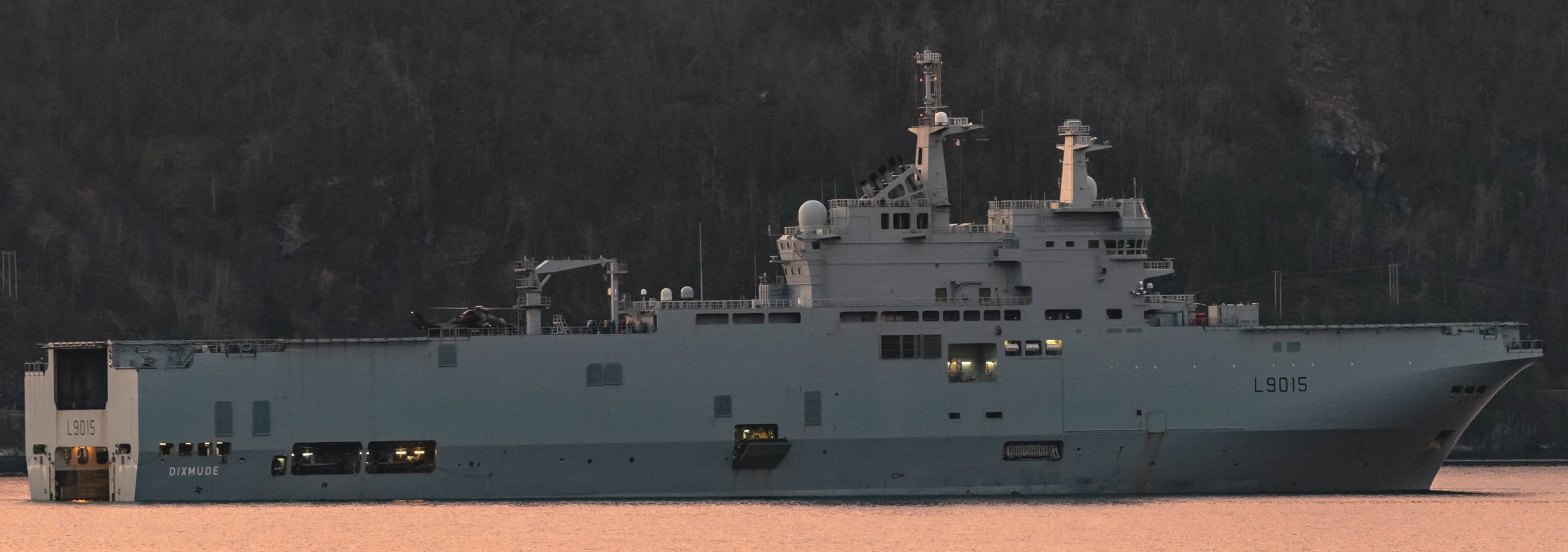 l-9015 fs dixmude mistral class amphibious assault command ship bpc french navy marine nationale 59